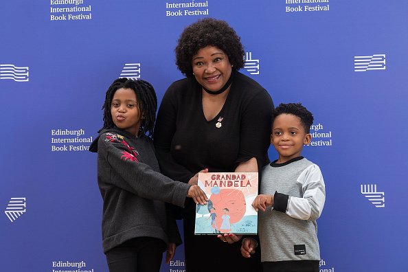 Zazi Mandela, l'ambassadrice d'Afrique du Sud Zindziswa "Zindzi" Mandela, et Ziwelene Mandela assistent à une séance de photos lors du Festival international du livre d'Édimbourg. | Photo : Getty Images.