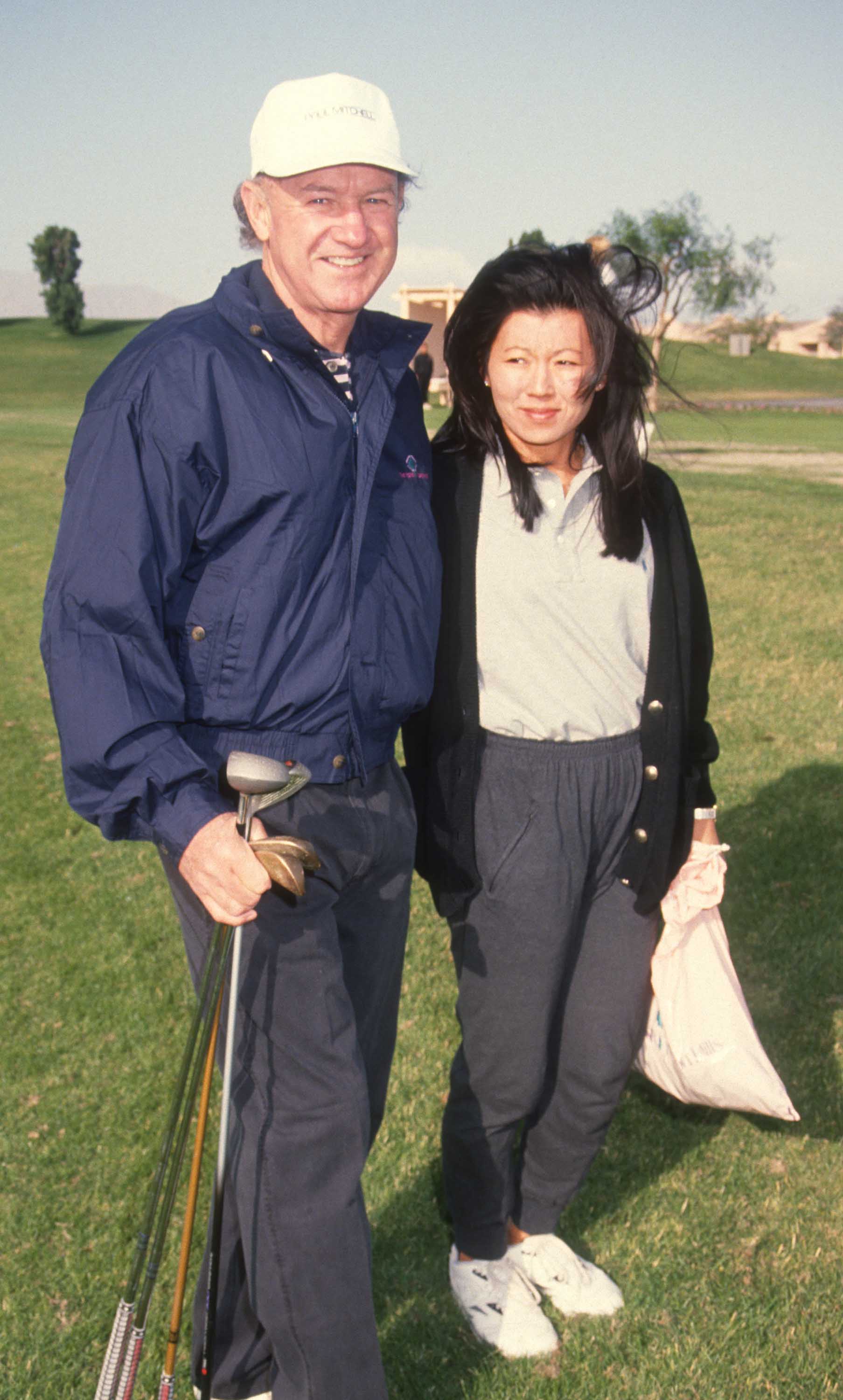 Gene Hackman et Betsy Arakawa au Mission Hills Celebrity Sports Invitational, le 30 novembre 1991, en Californie. | Source : Getty Images