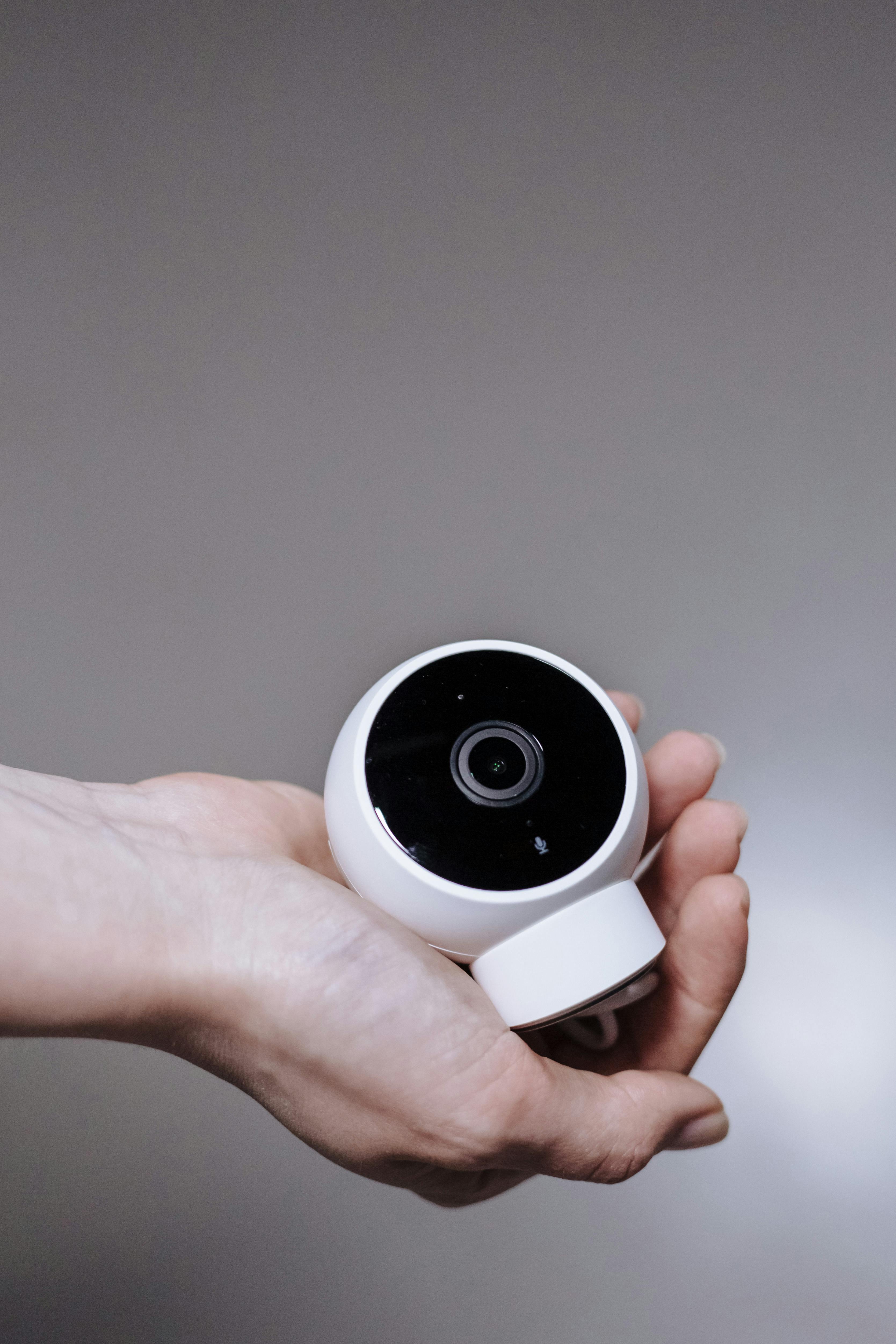 Une petite caméra de surveillance | Source : Pexels