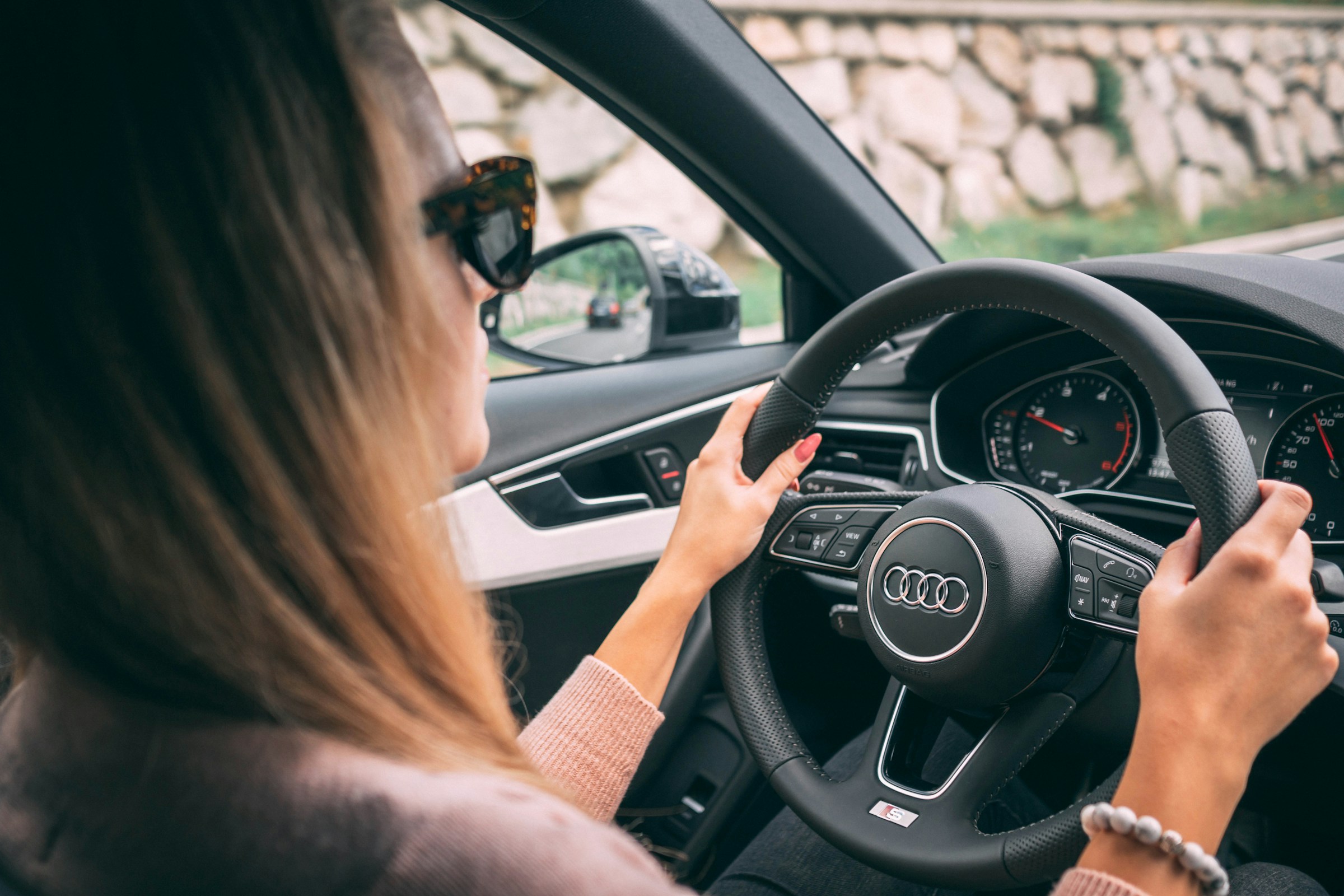 Une femme conduisant une voiture | Source : Unsplash