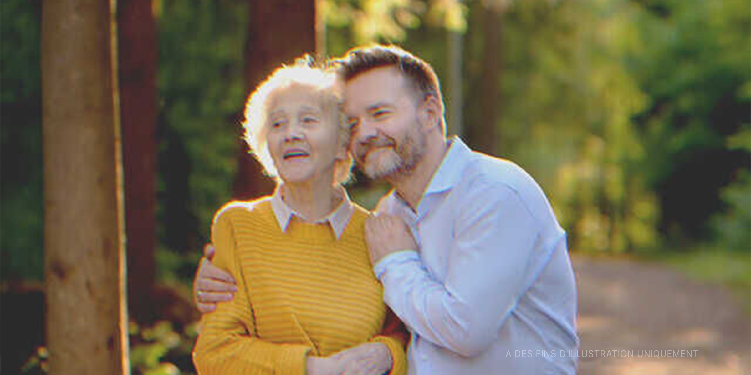Un jeune homme faisant un câlin à une femme âgée  | Photo : Shutterstock