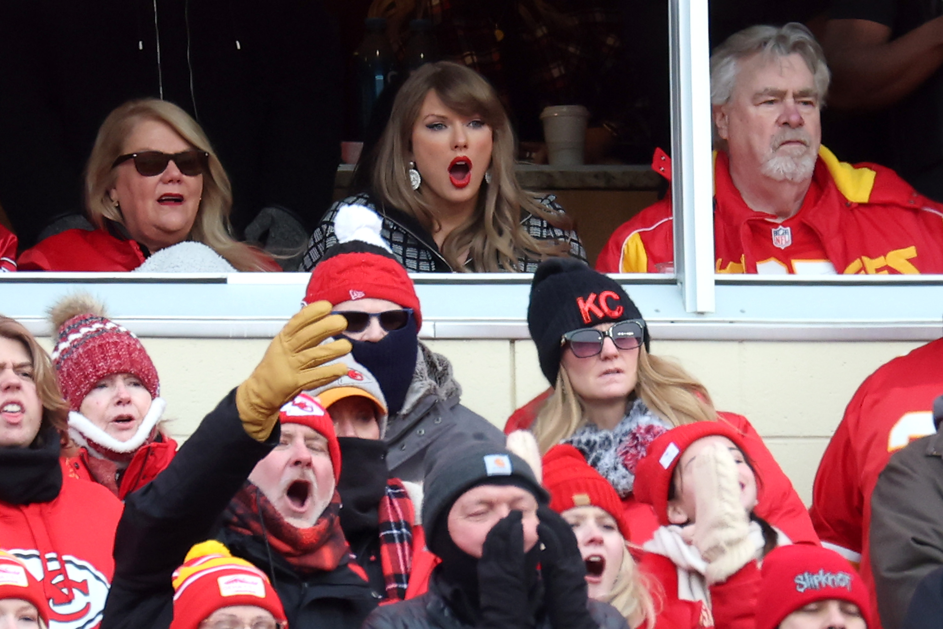 L'auteur-compositeur-interprète Taylor Swift, sa mère Andrea Swift et son père Scott Kingsley Swift regardent le match de division AFC entre les Houston Texans et les Kansas City Chiefs le 18 janvier 2025 à Kansas City, Missouri | Source : Getty Images