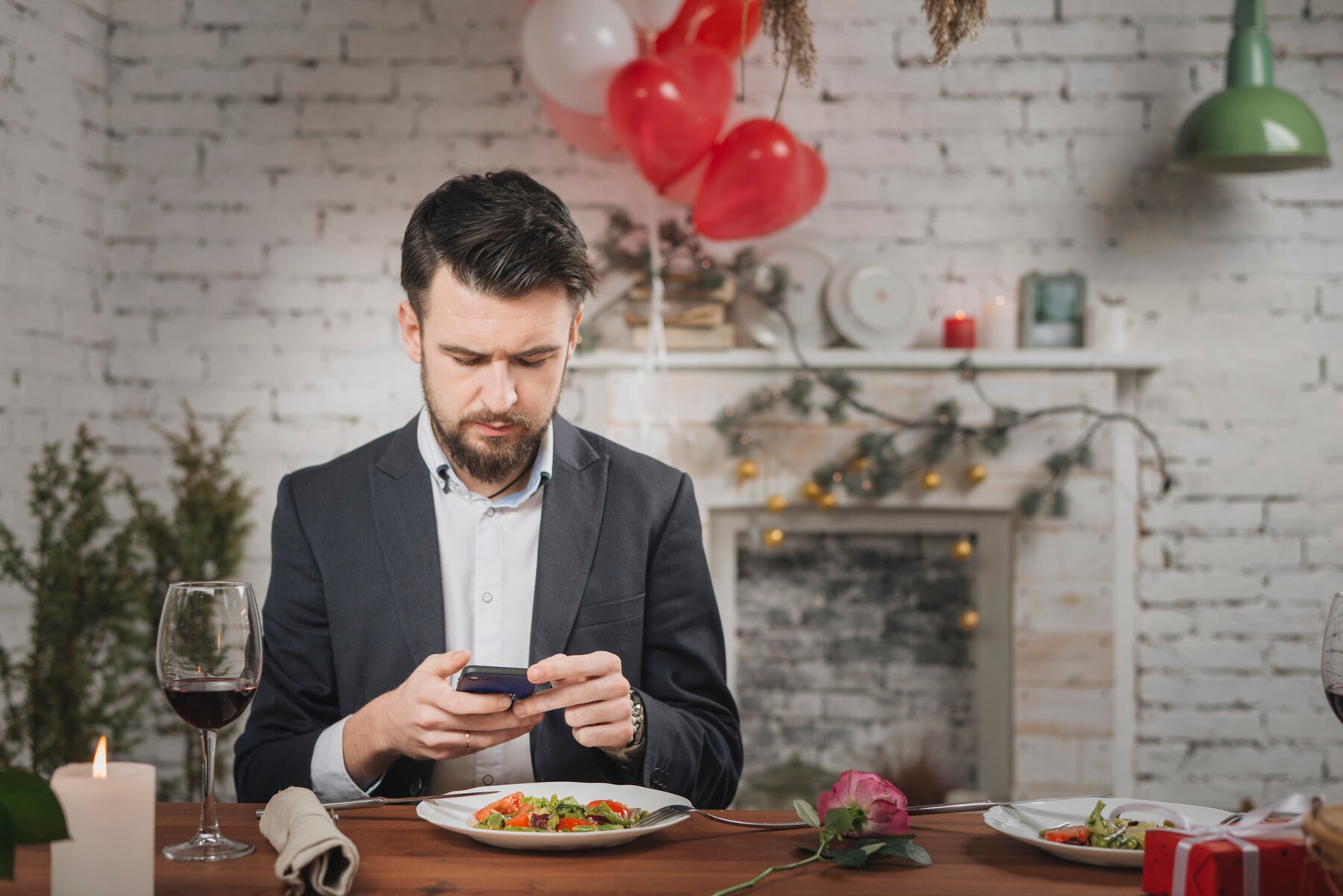 Homme inquiet lors d'un repas de Noël | Source : Freepik