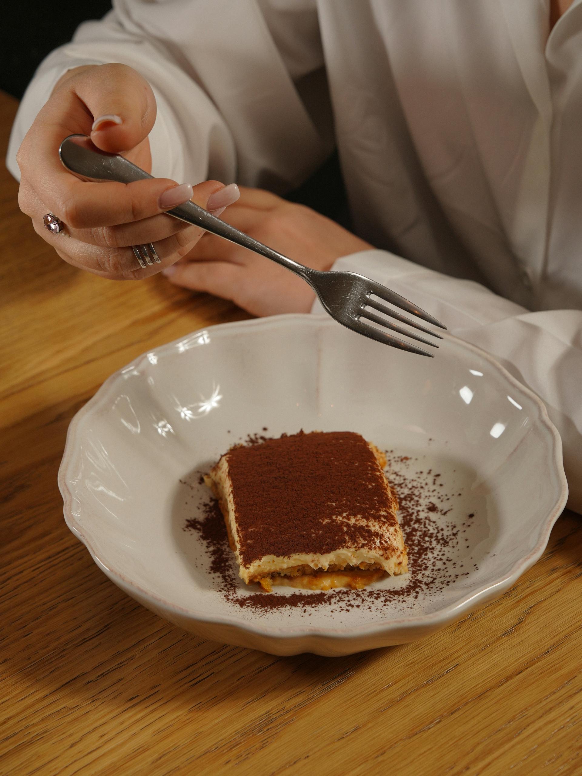 Une femme mangeant du tiramisu | Source : Pexels