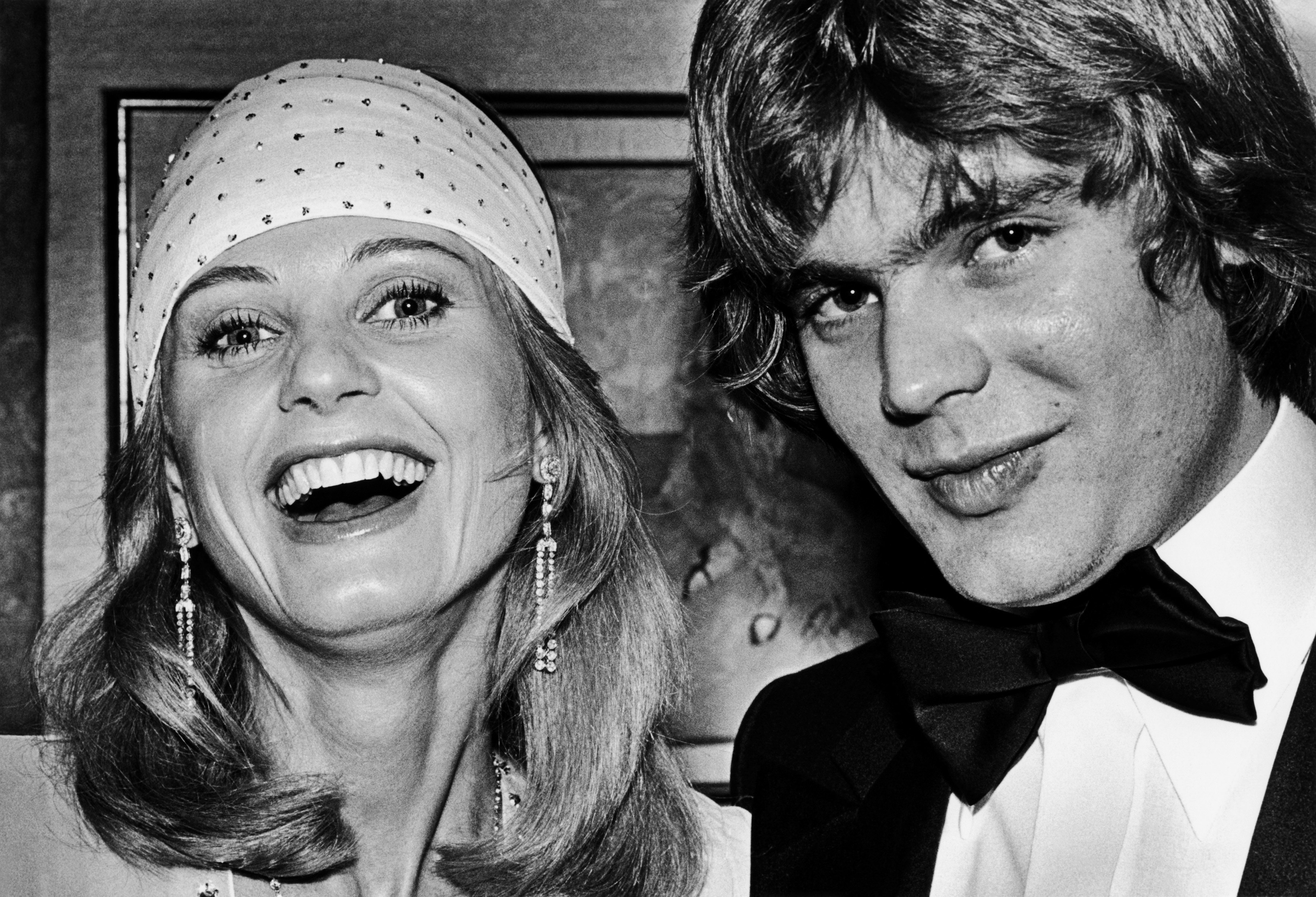 Jill Ireland et Jason McCallum assistent à un cocktail à Beverly Hills, Californie, en 1979 | Source : Getty Images