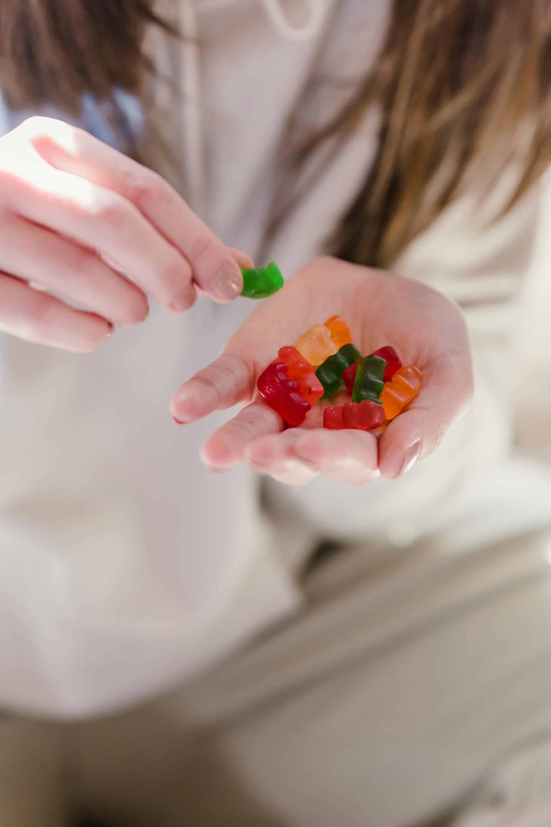 Une femme sélectionnant un seul ours en gomme | Source : Pexels