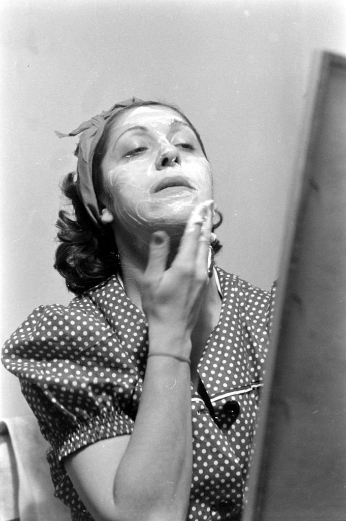 Une femme qui prend soin de son visage | Photo : Getty Images