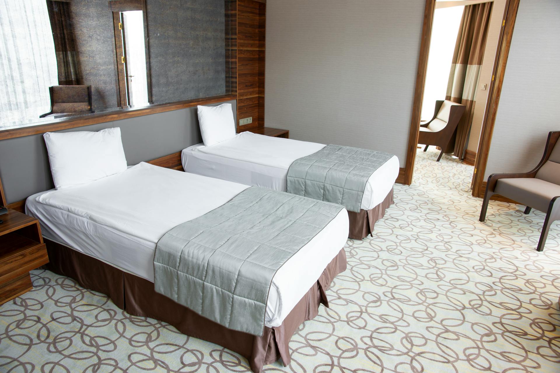 Lits dans une chambre d'hôtel | Source : Pexels
