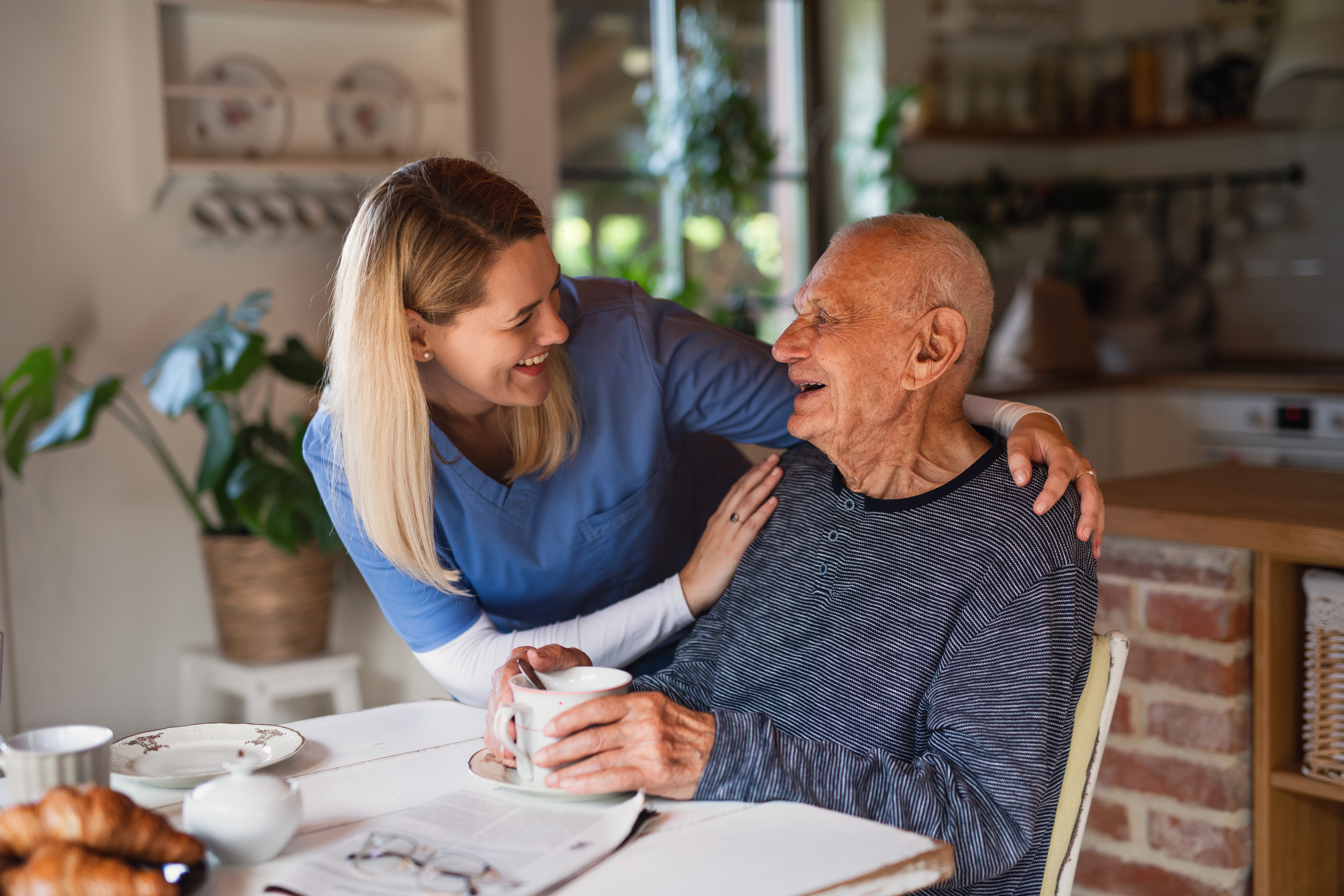 Une jeune femme et un homme âgé en train de rire | Source : Getty Images