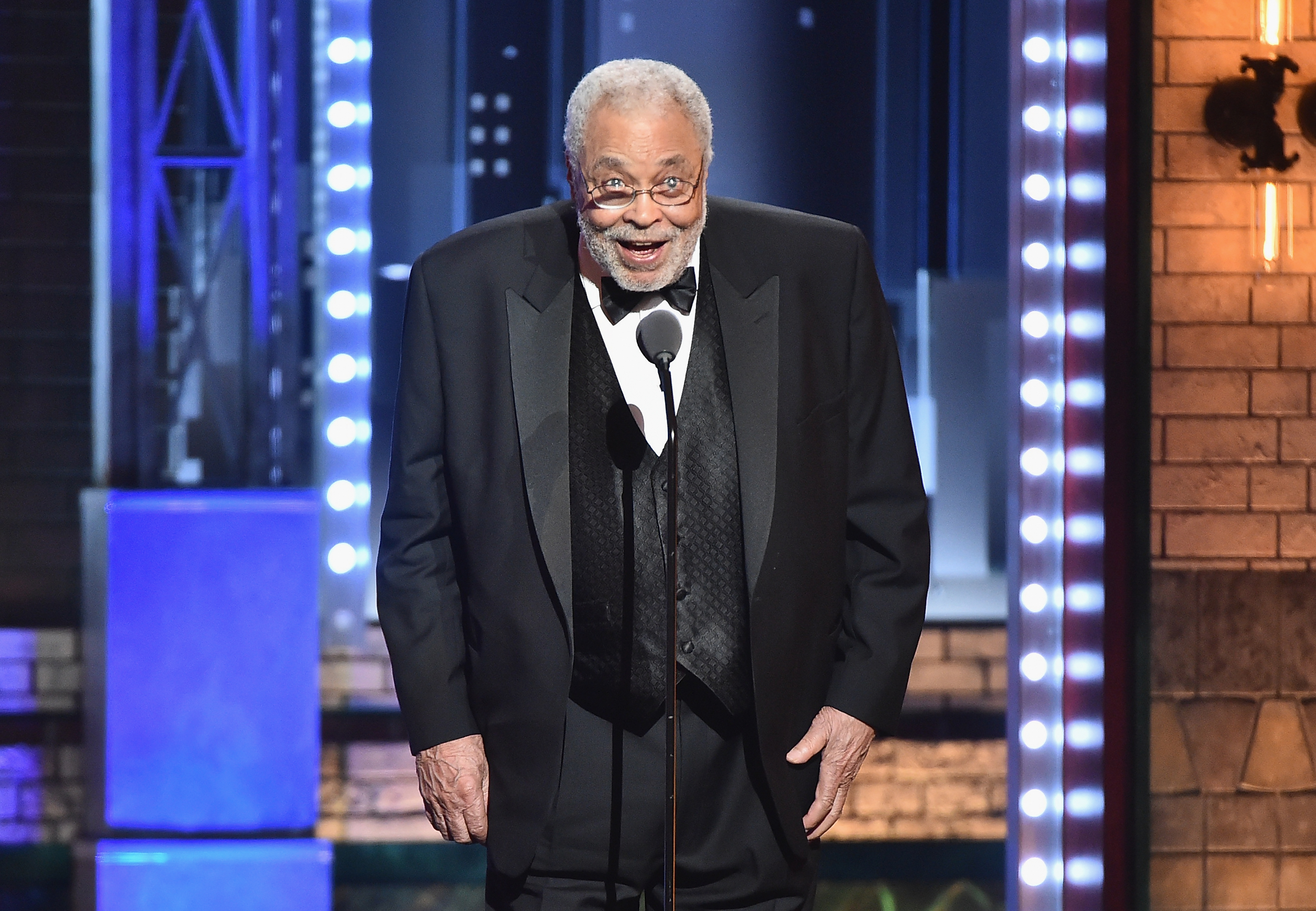 James Earl Jones acceptant le prix spécial Tony pour l'ensemble de sa carrière lors des Tony Awards 2017, le 11 juin à New York. | Source : Getty Images