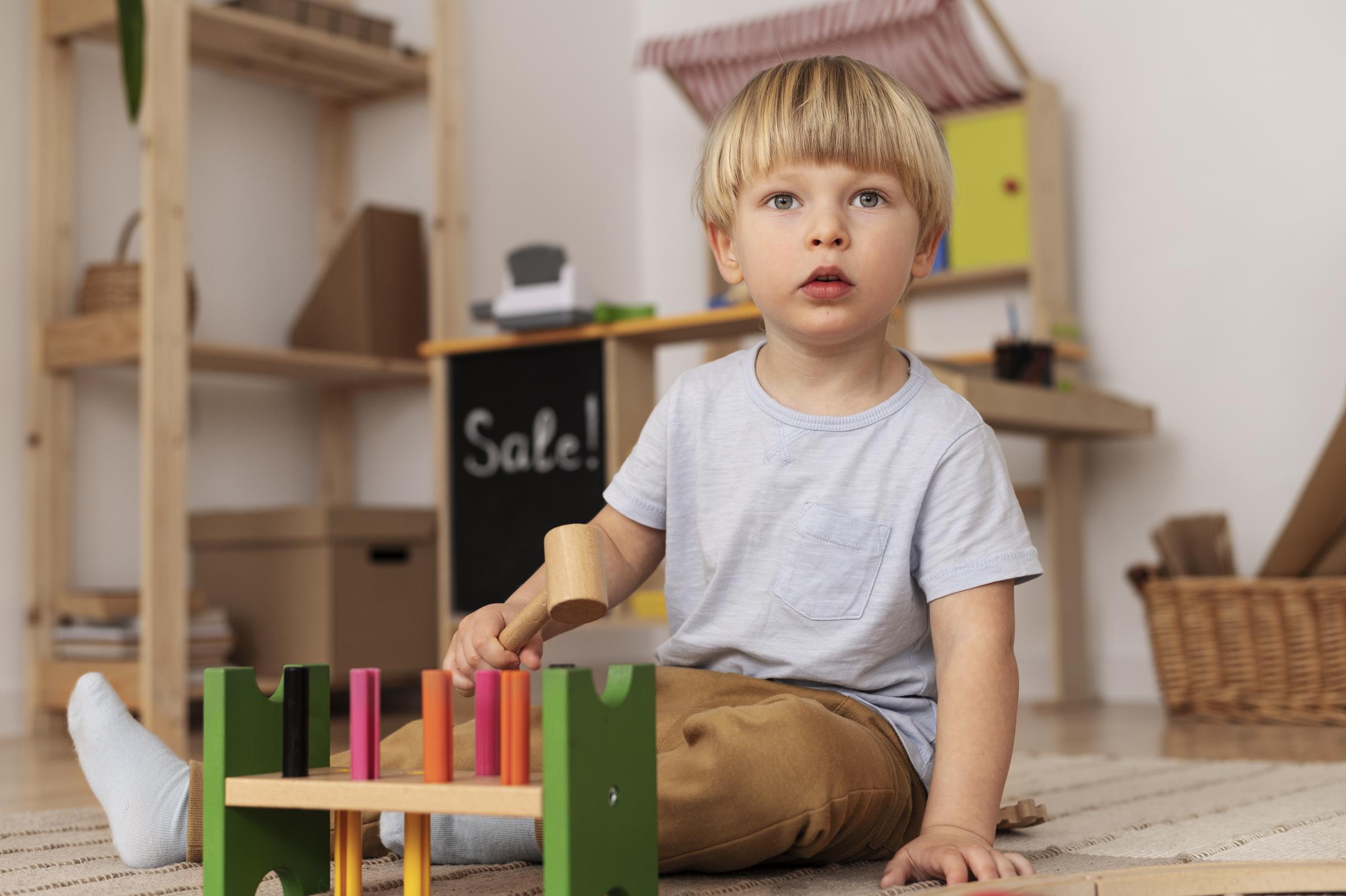 Un enfant qui joue avec des jouets | Source : Magnific