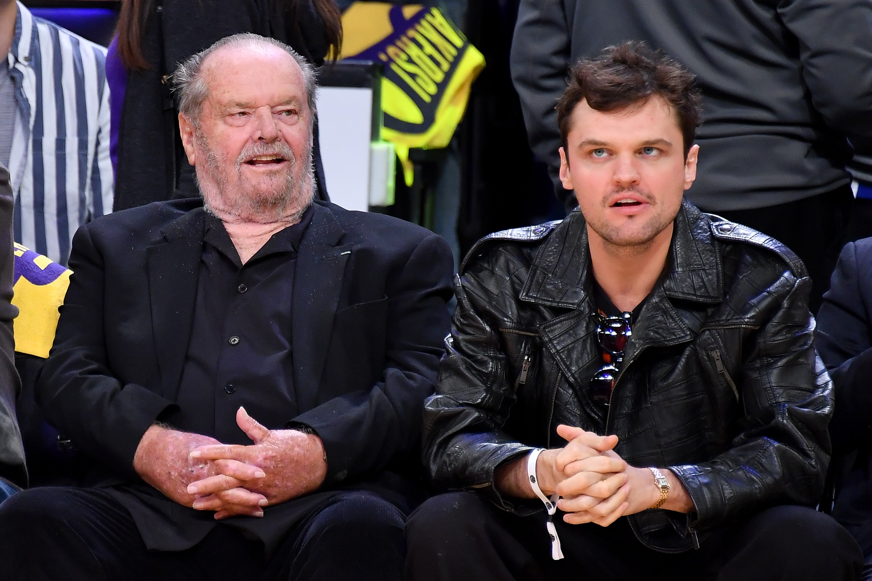 Jack Nicholson et Ray Nicholson assistent à un match de basket des séries éliminatoires entre les Los Angeles Lakers et les Golden State Warriors à Los Angeles, en Californie, le 8 mai 2023 | Source : Getty Images