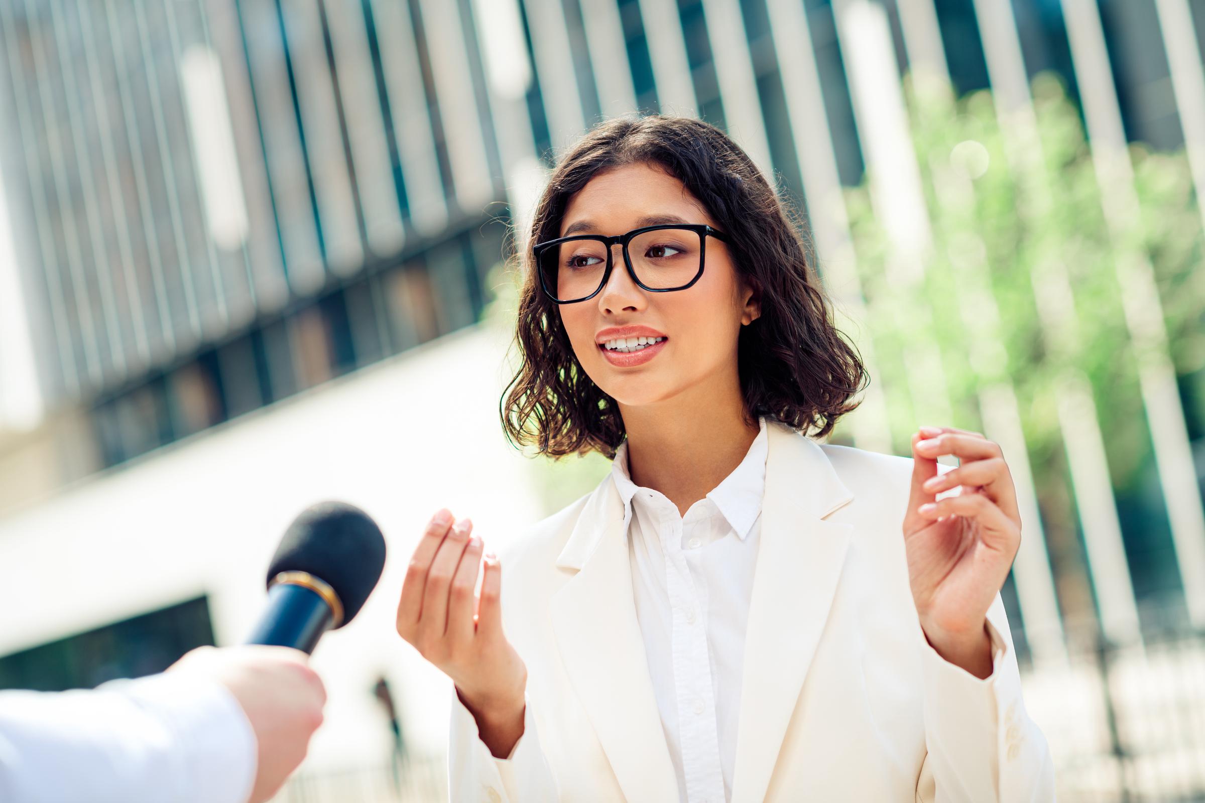 Une femme lors d'une interview | Source : Getty Images