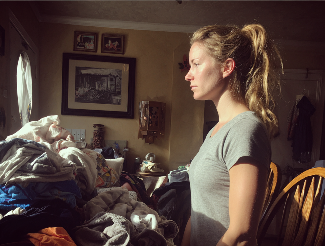 Une femme plie du linge dans une salle à manger | Source : Midjourney