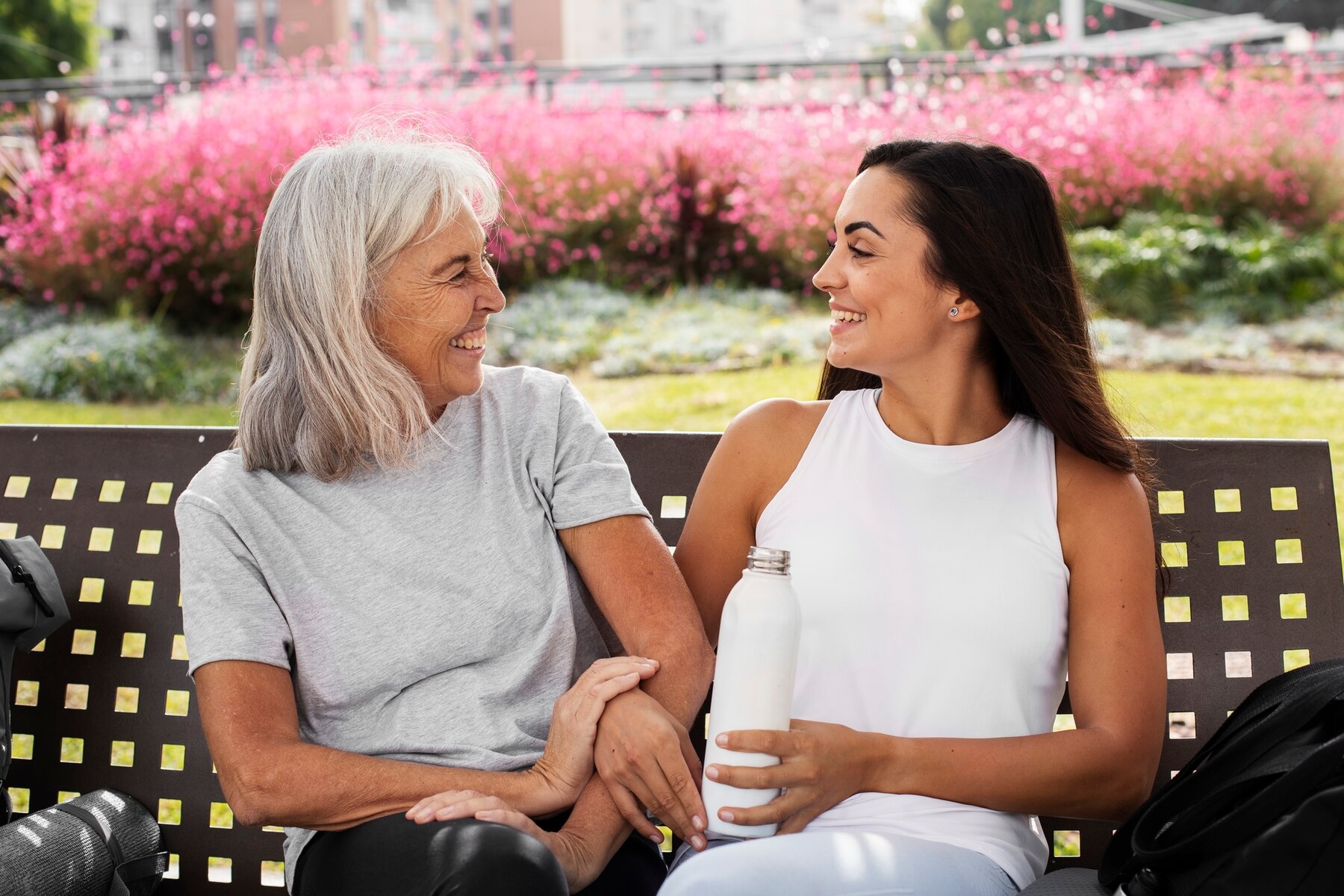 Deux femmes discutent dans le jardin | Source : Freepik