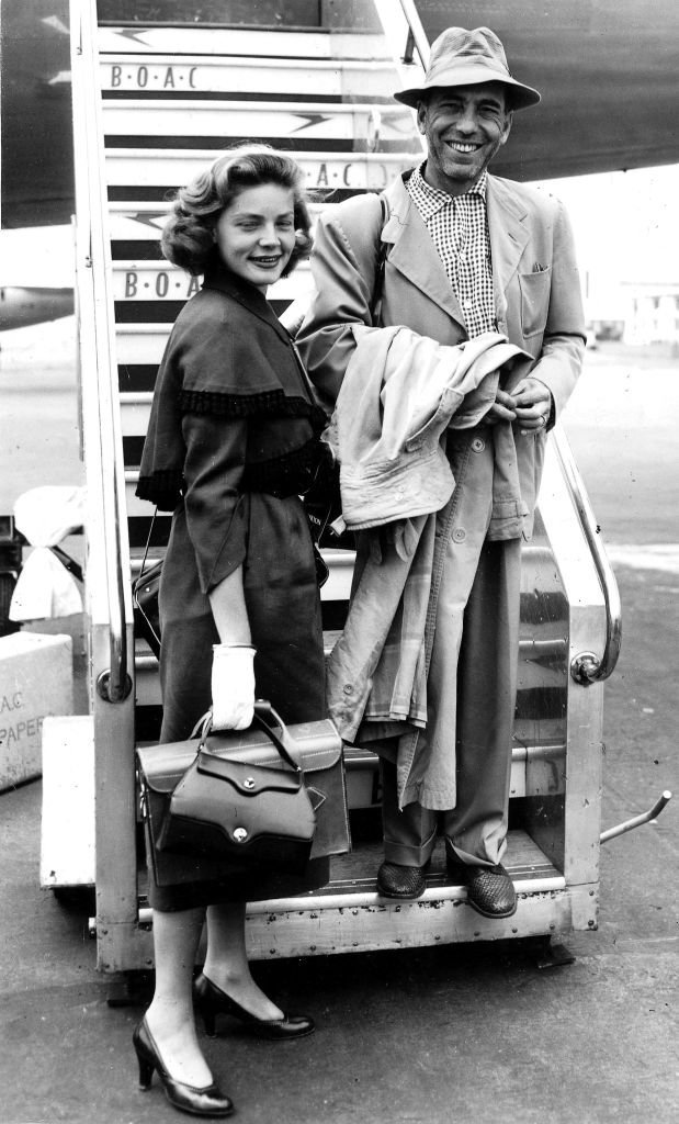 Londres, Angleterre, 18 juillet 1951, l'actrice américaine Humphrey Bogart et son épouse Lauren Bacall | Photo : Getty Images