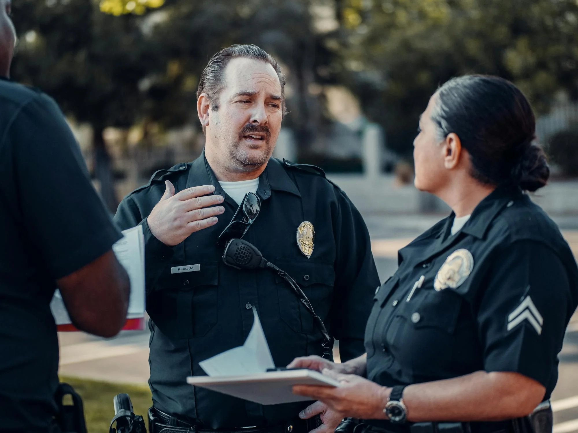 Un policier en train de parler à son collègue | Source : Pexels