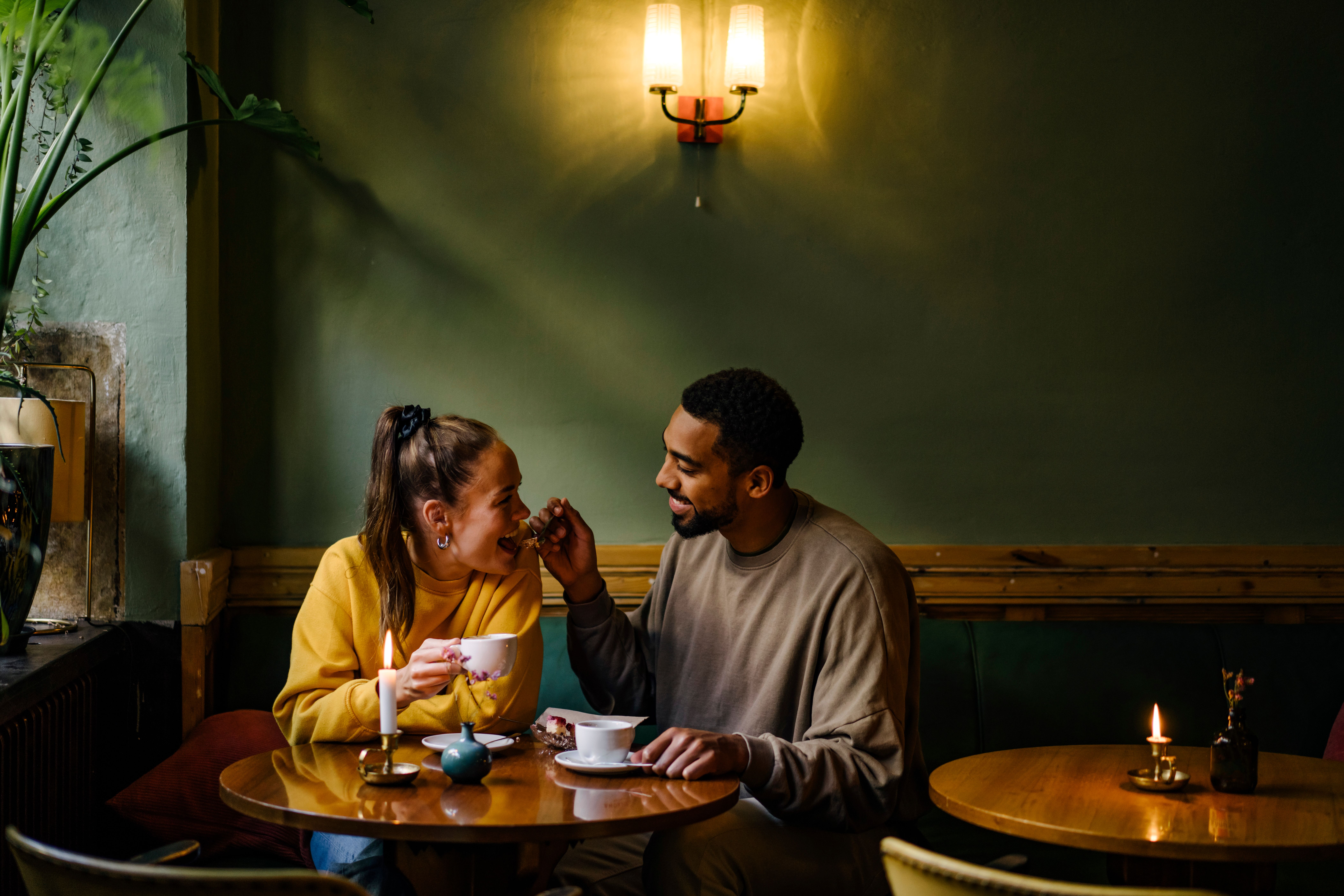 Un couple qui tisse des liens autour d'un café. | Source : Getty Images