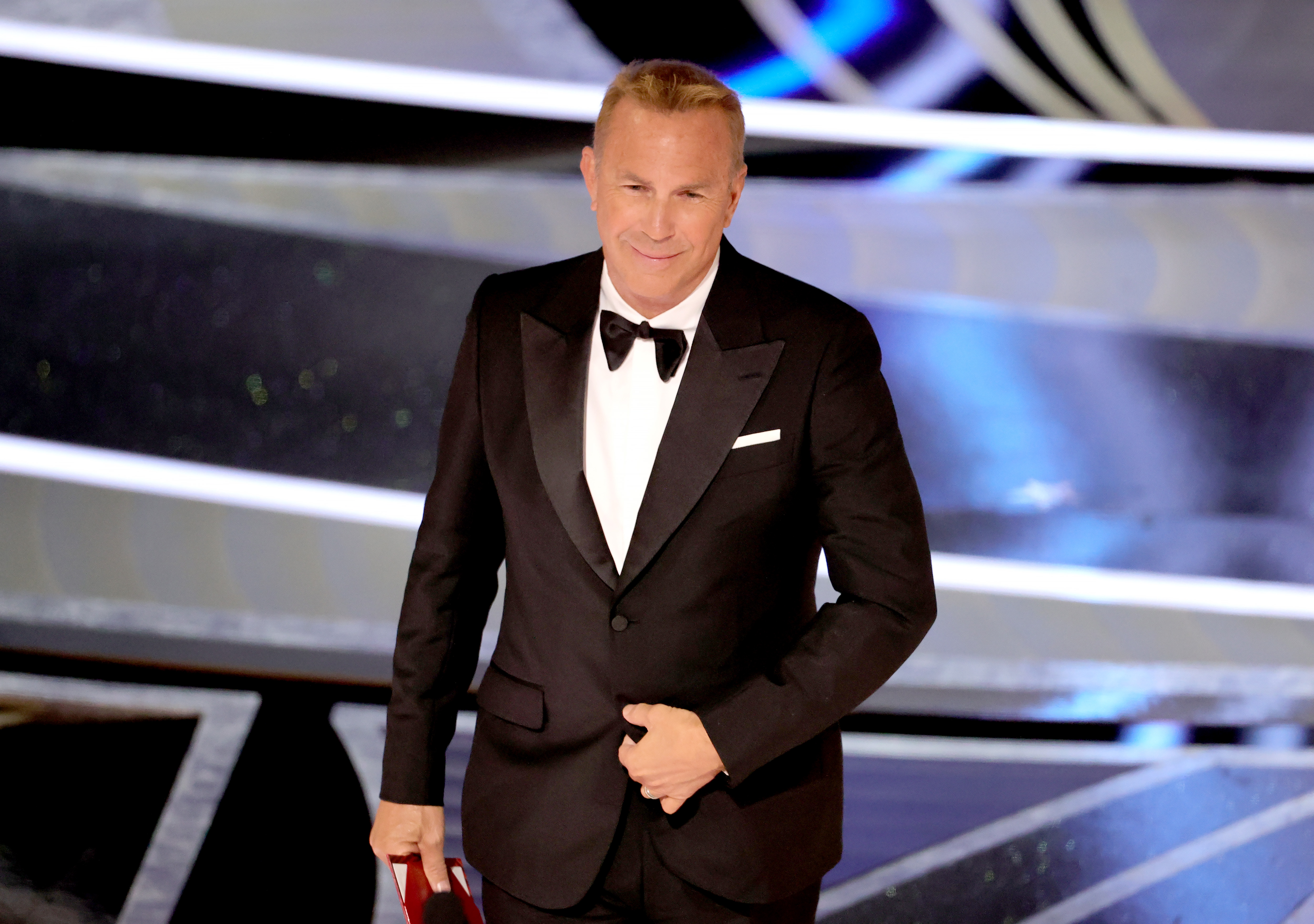 Kevin Costner s'exprime sur scène lors de la 94e cérémonie annuelle des Oscars à Hollywood, en Californie, le 27 mars 2022. | Source : Getty Images