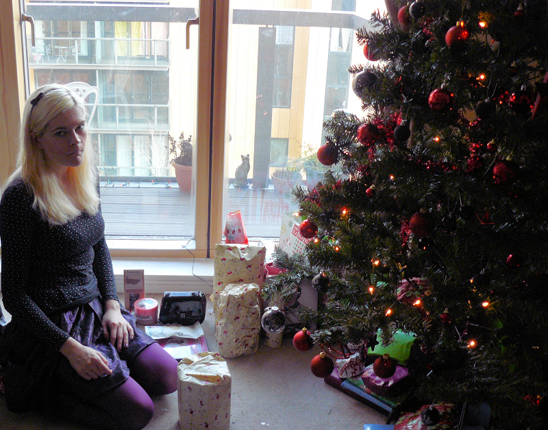 Une femme triste assise à côté d'un arbre de Noël | Source : Flickr