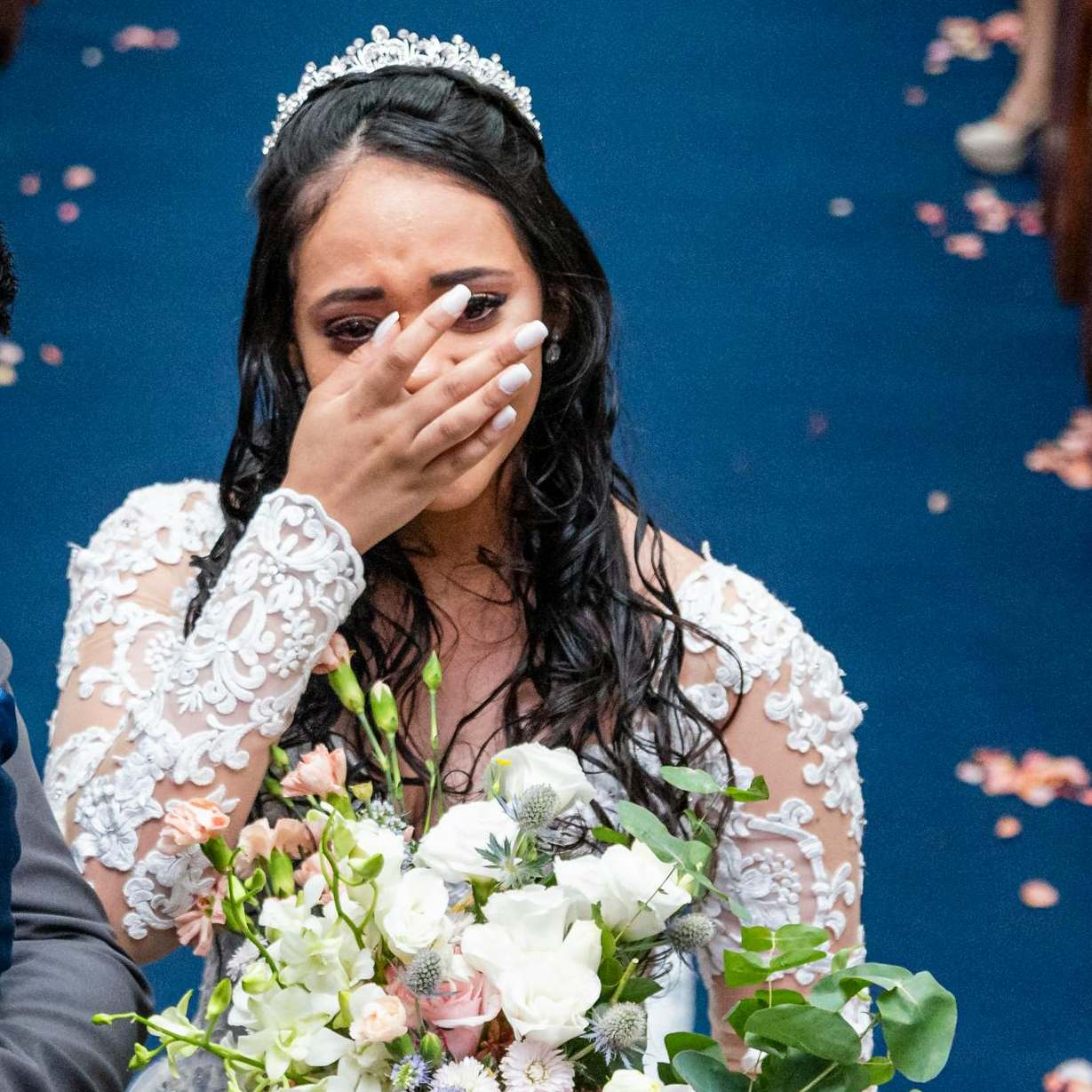 Une mariée en larmes devant l'autel | Source : Pexels