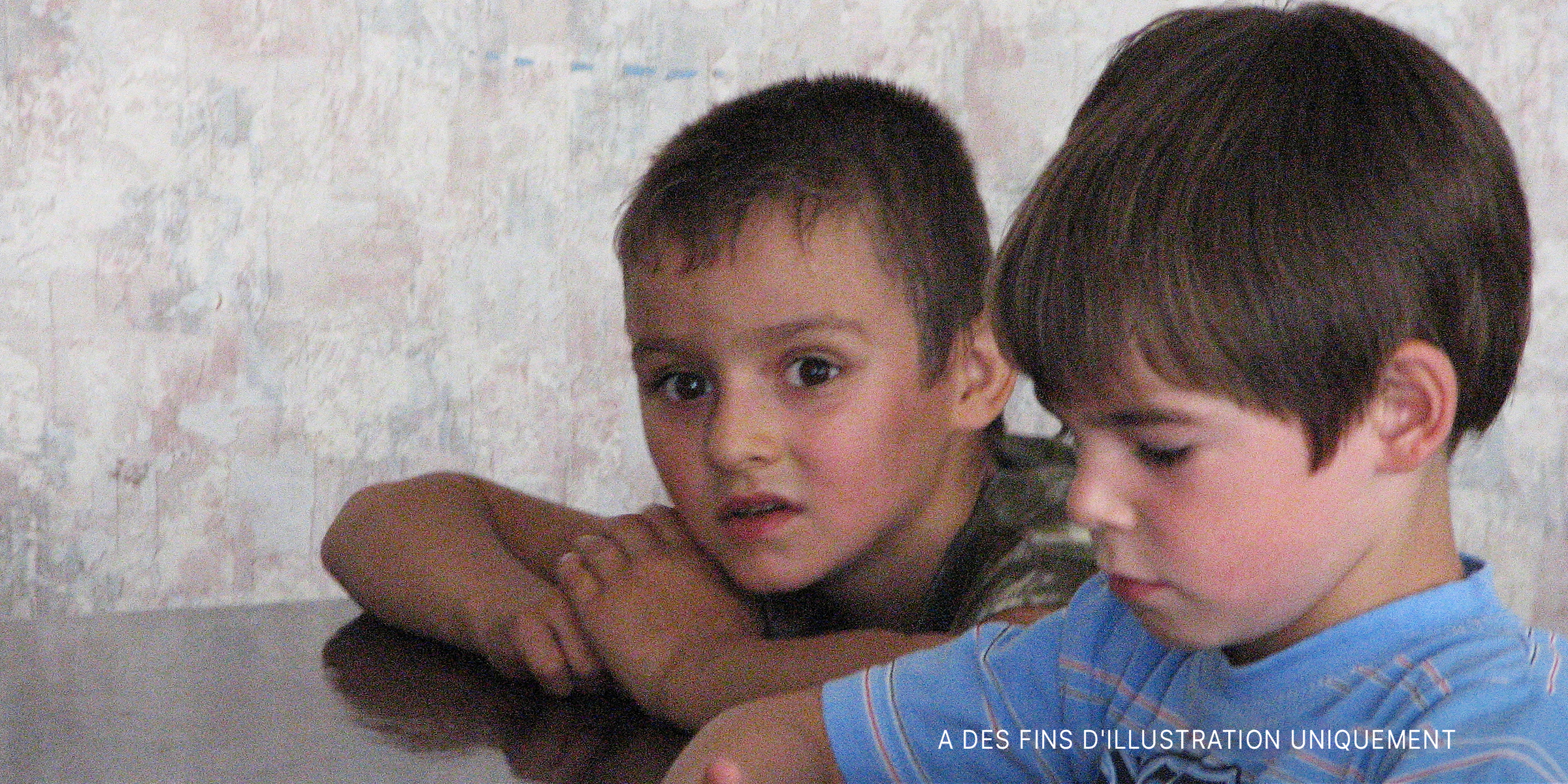 Deux petits garçons à l'air contrarié | Source : flickr/ (CC BY 2.0) by saritarobinson