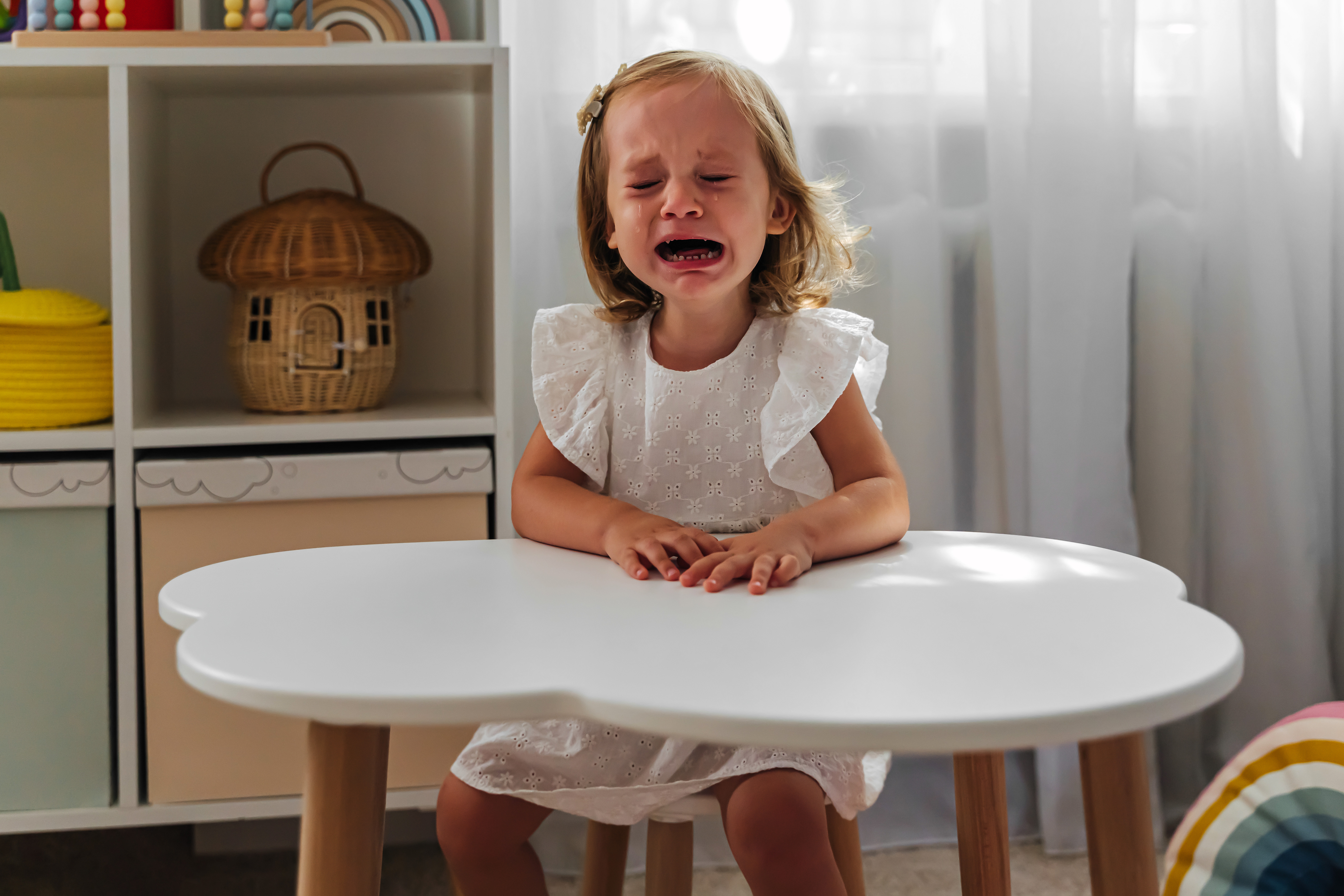 Une petite fille qui pleure dans sa classe | Source : Getty Images