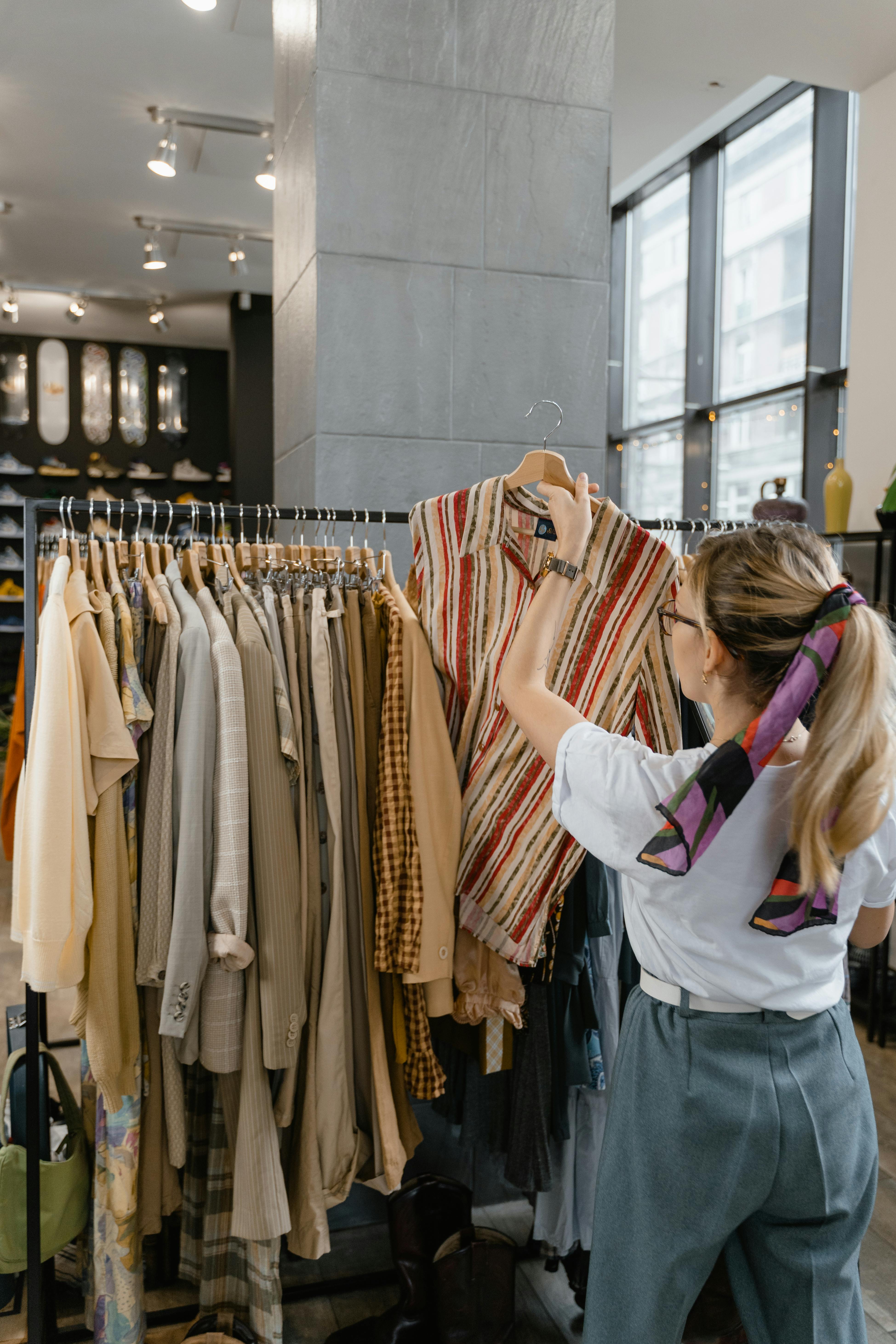 Une femme dans un magasin de vêtements | Source : Pexels