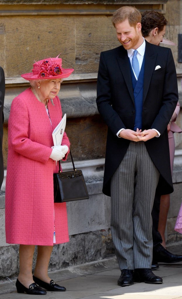 La reine Elizabeth II et le prince Harry, duc de Sussex assistent au mariage de Lady Gabriella Windsor et Thomas Kingston à la chapelle St George.  |  Photo: Getty Images