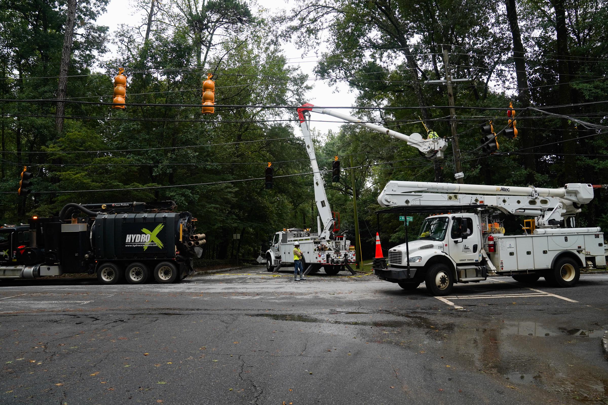 Un arbre et une ligne électrique gisent en travers d'une route à Buckhead après que l'ouragan Helene a apporté de fortes pluies pendant la nuit à Atlanta, en Géorgie, le 27 septembre 2024 | Source : Getty Images