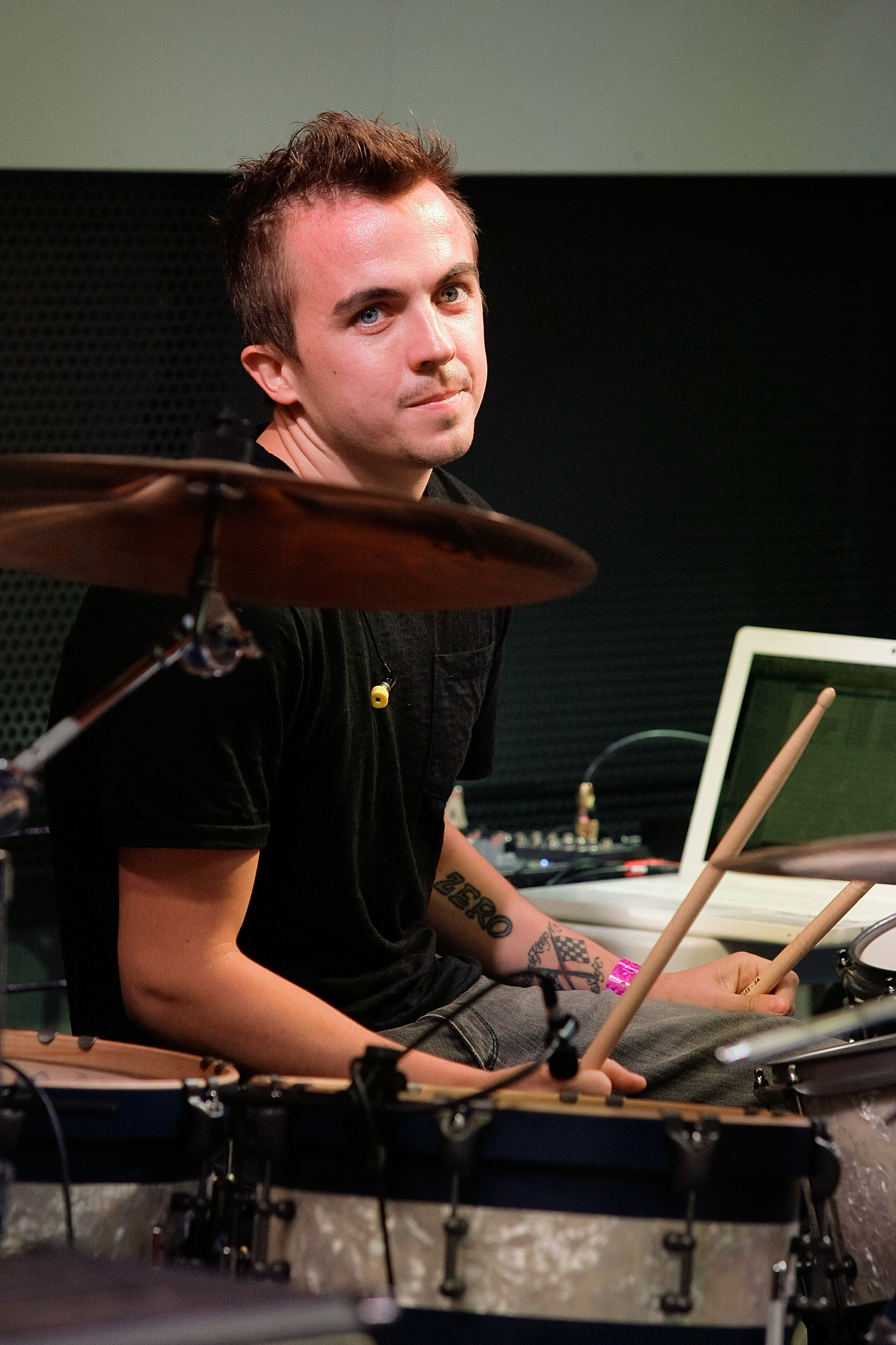 Frankie Muniz du groupe You Hang Up se produit lors des concerts Universal CityWalk Celebrity Band Saturday Concerts le 14 août 2010, à Universal City, en Californie. | Source : Getty Images