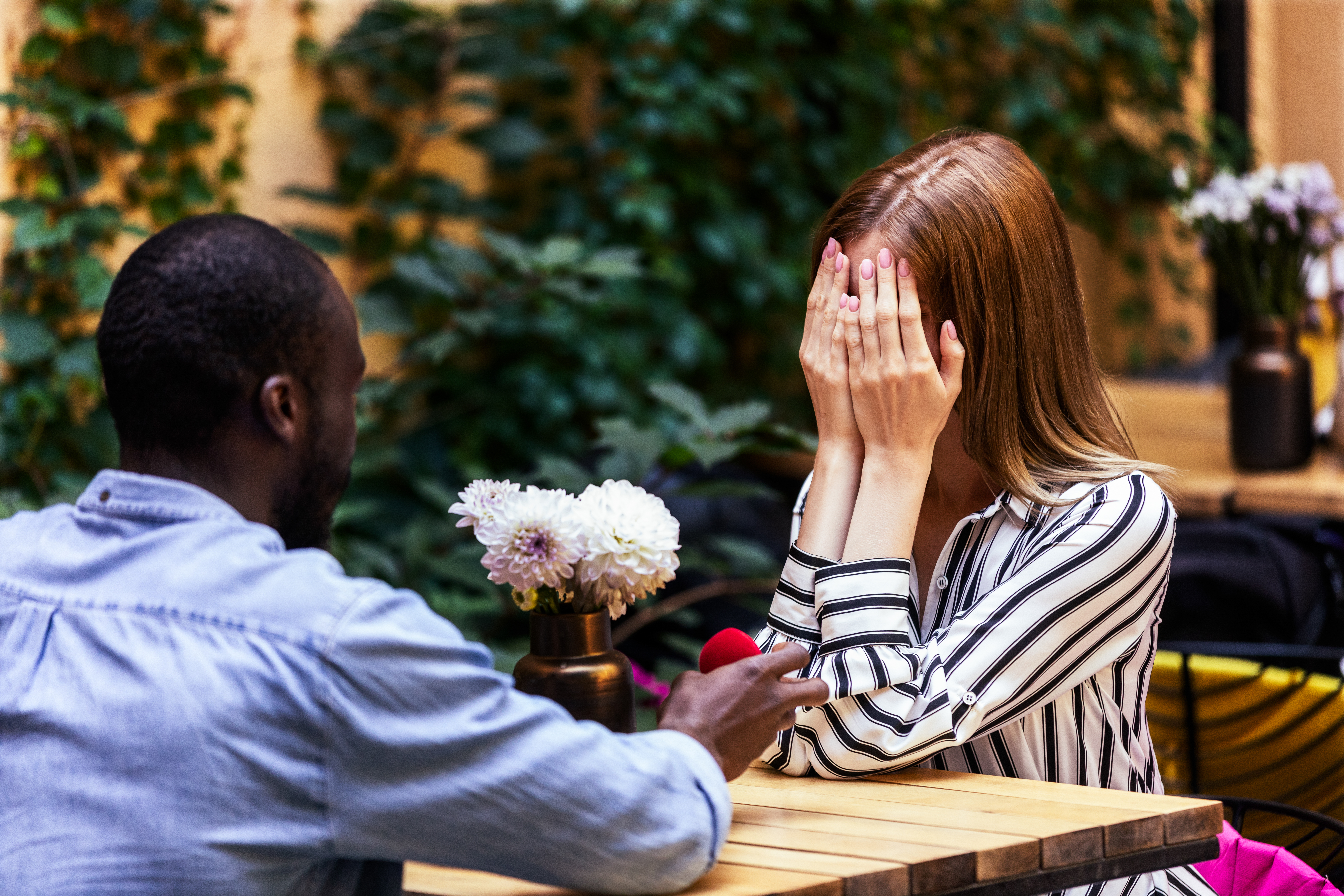 Un homme fait sa demande en mariage. | Source : Freepik