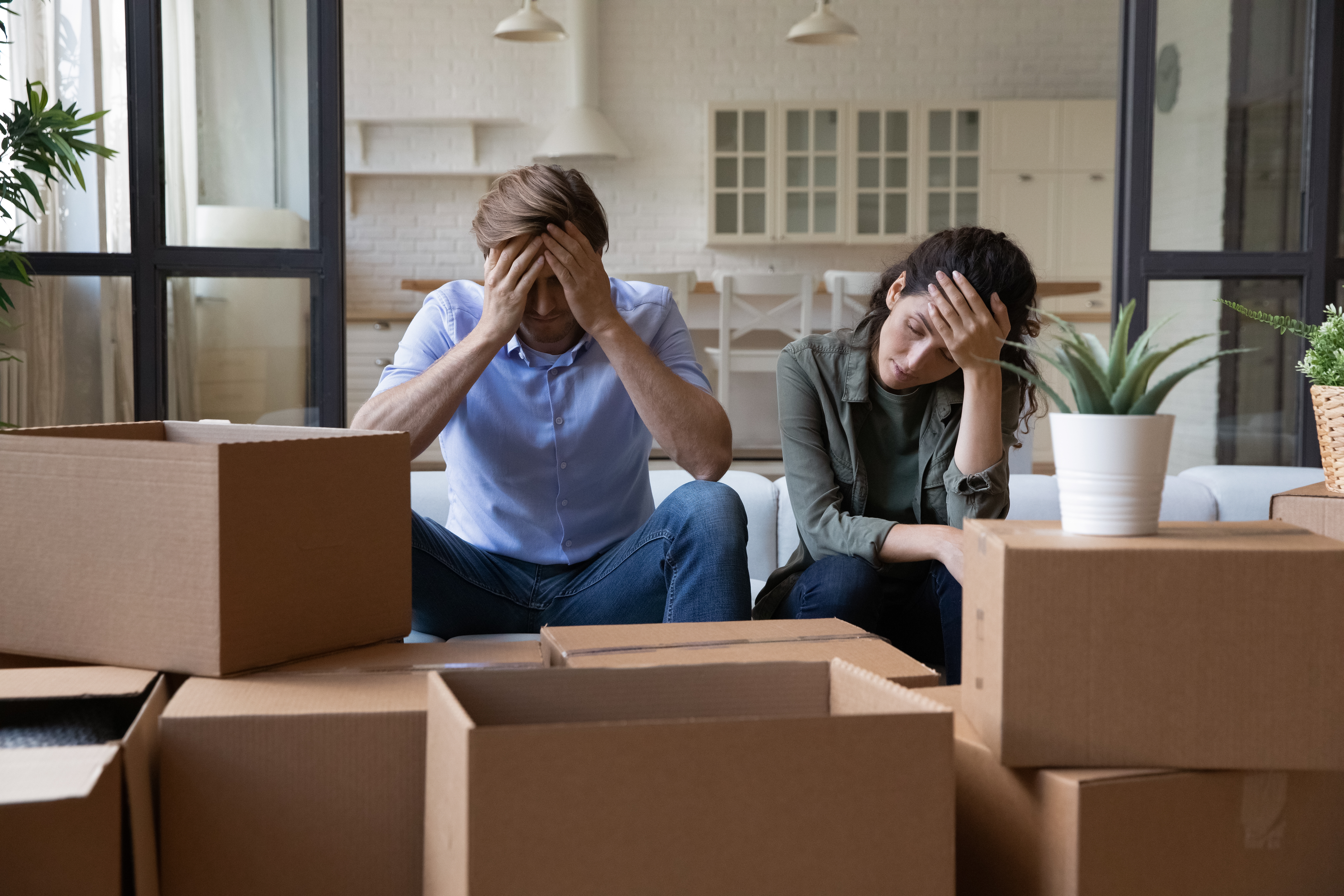 Un couple stressé entouré de boîtes | Source Shutterstock