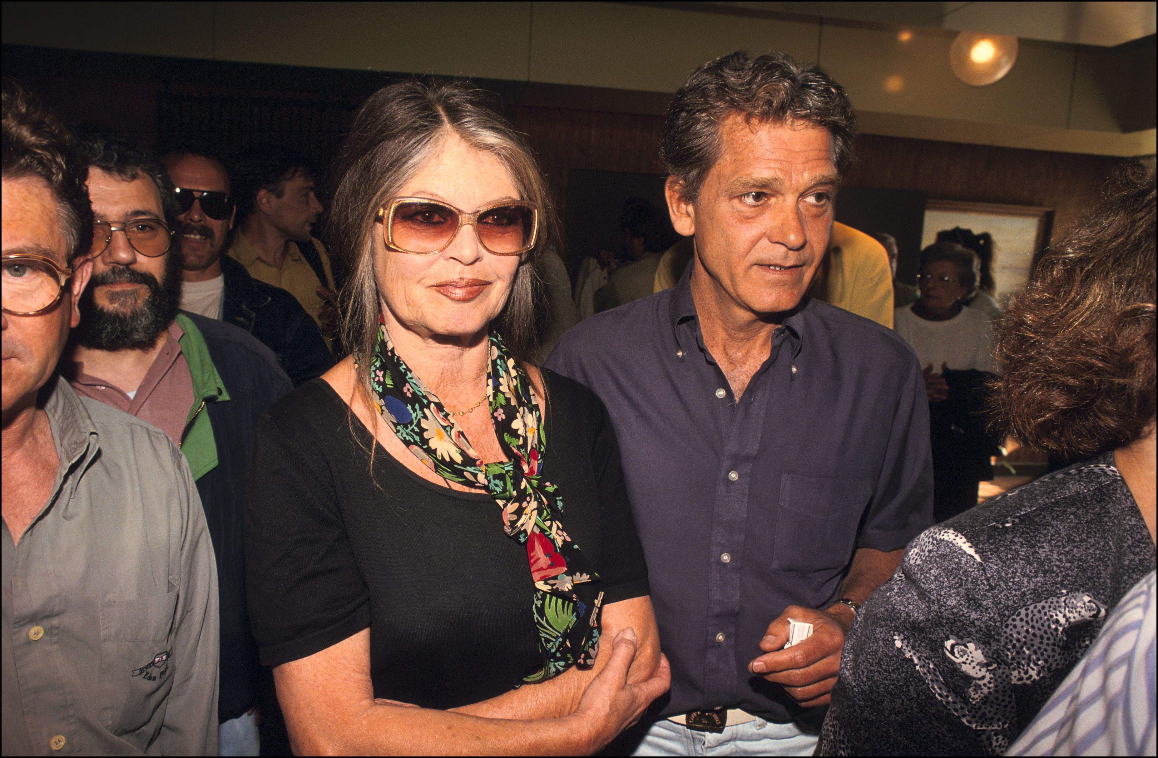 Brigitte Bardot est photographiée avec son mari Bernard d'Ormale dans le Médoc, en France, le 1er mai 1994. | Source : Getty Images