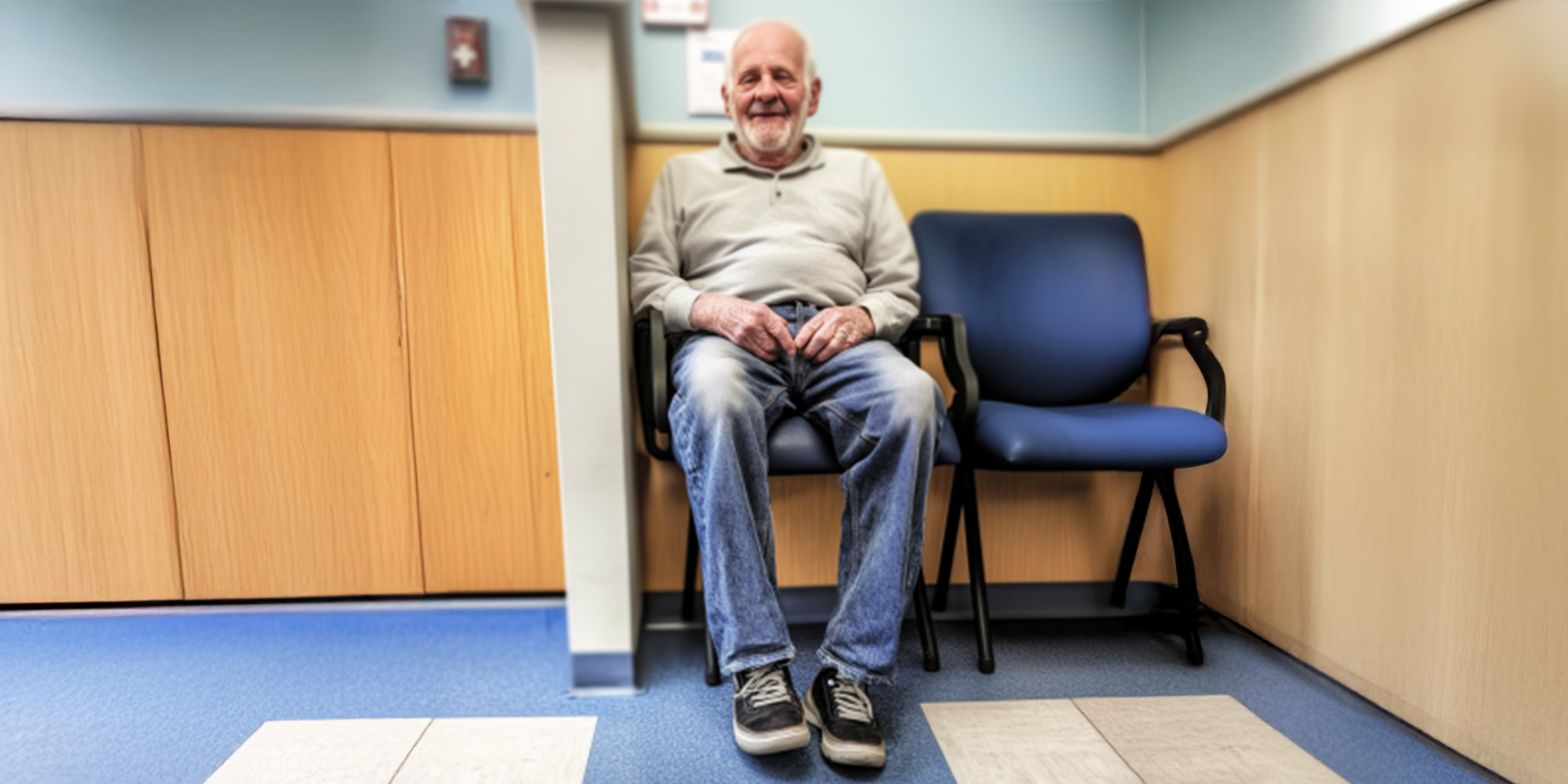 Un homme âgé dans une salle d'attente | Source : Amomama