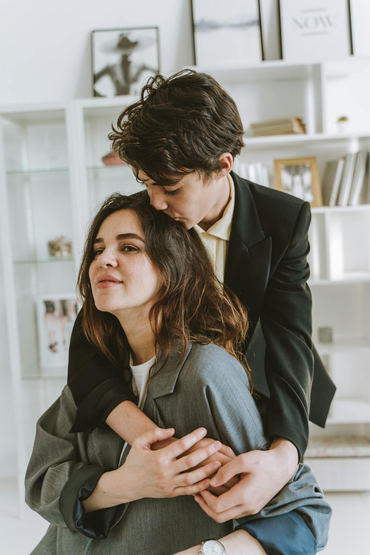 Un fils affectueux embrassant sa mère sur la tête | Source : Pexels