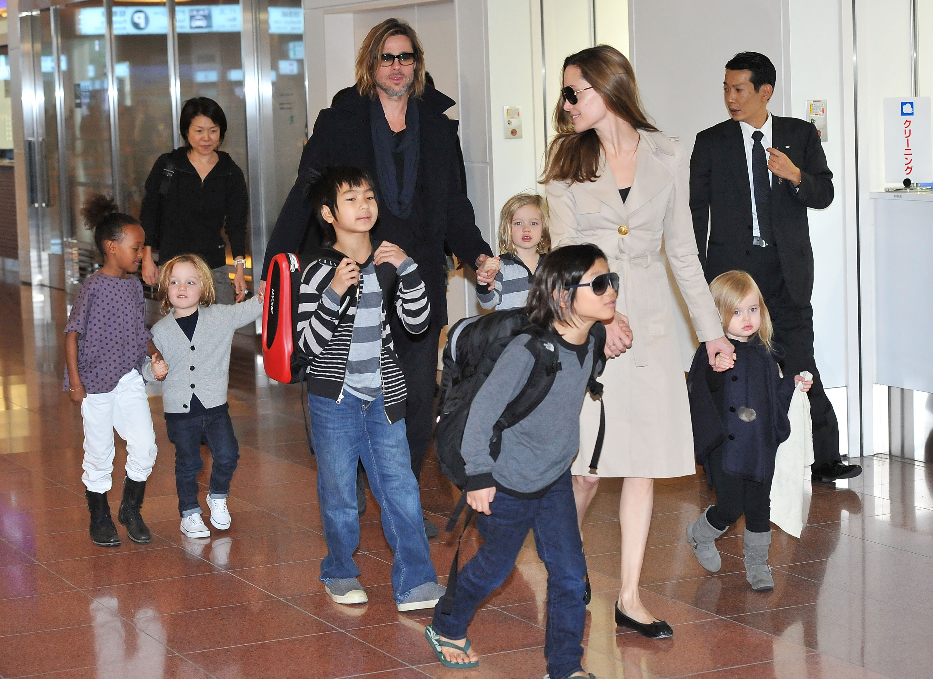 Knox Jolie-Pitt à l'aéroport international de Haneda avec ses parents et ses frères et sœurs, le 8 novembre 2011, à Tokyo, au Japon. | Source : Getty Images