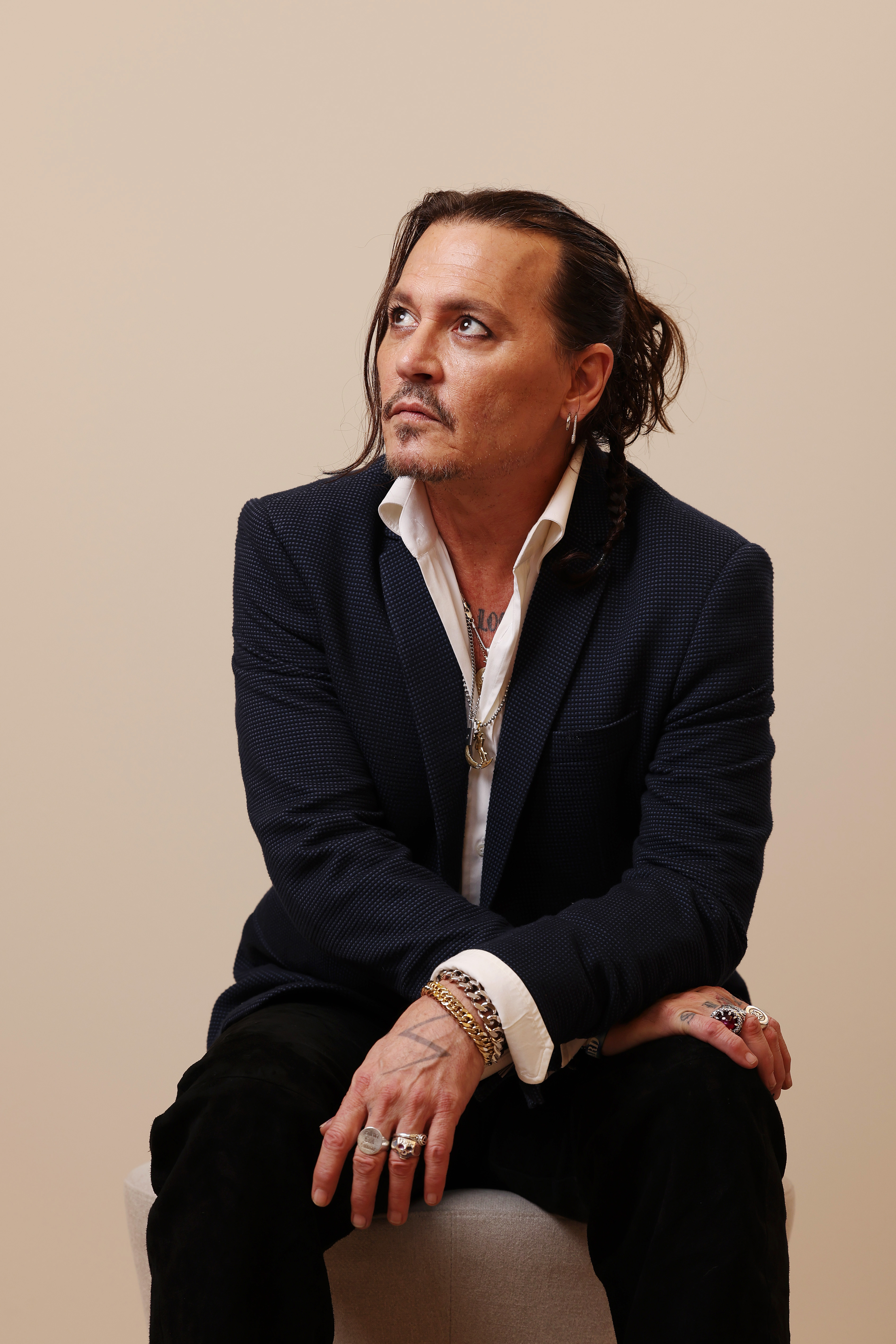 Johnny Depp posant pour un portrait lors du festival international du film de la mer Rouge à Jeddah, en Arabie saoudite, le 2 décembre 2023 | Source : Getty Images
