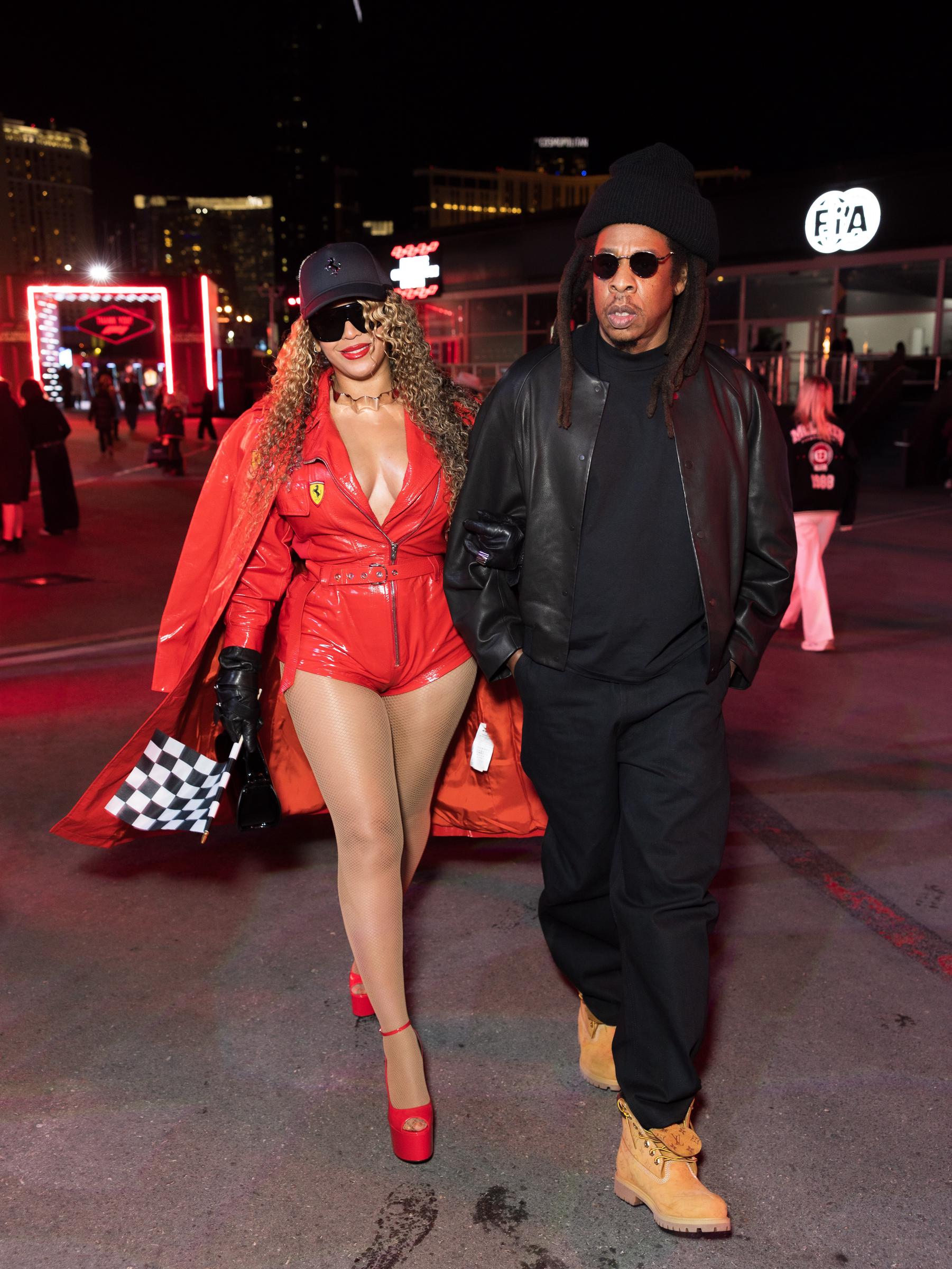 Beyoncé Knowles-Carter et Jay-Z Carter marchent au Grand Prix de Las Vegas. | Source : Getty Images