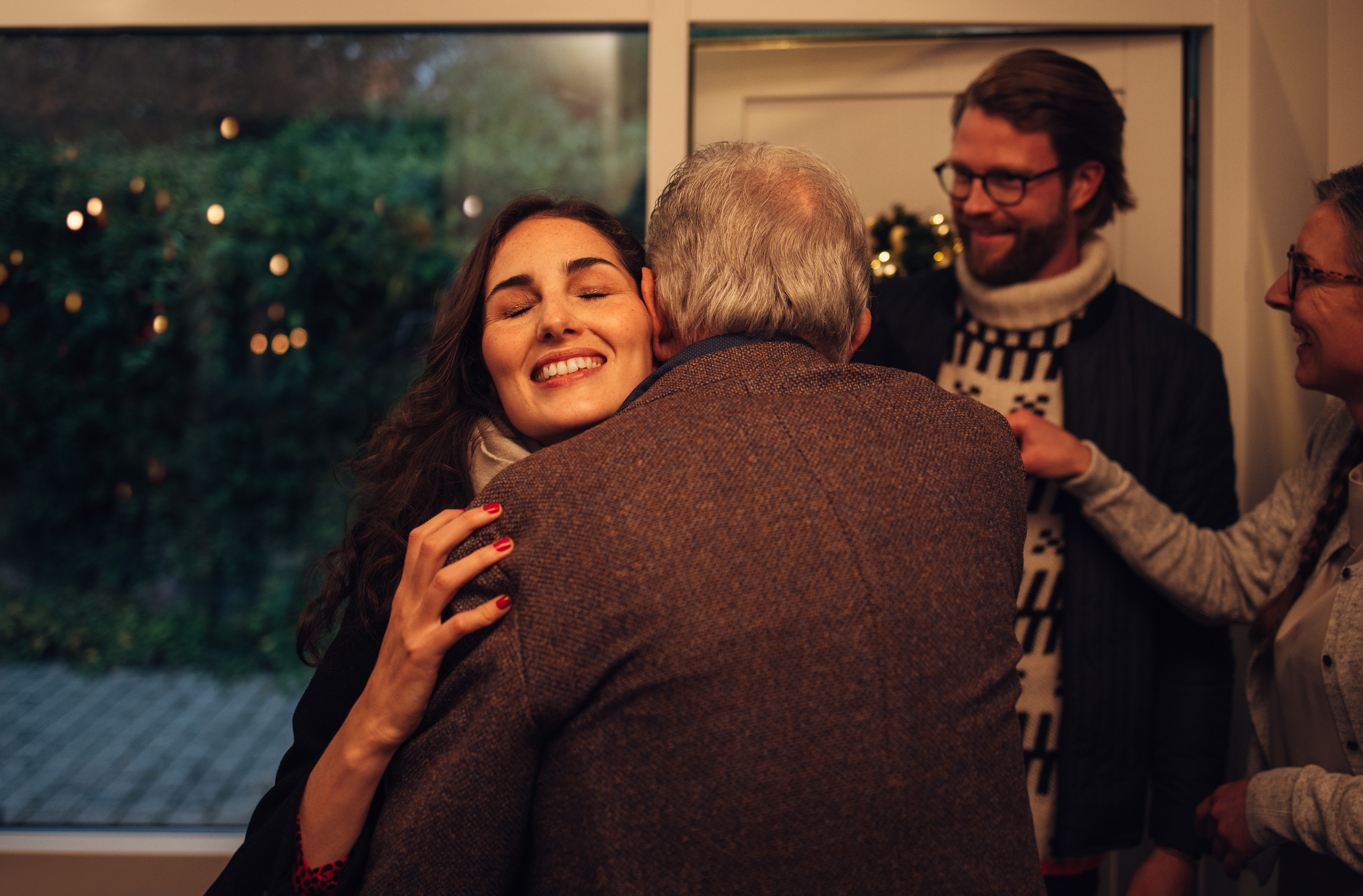 Femme serrant son parent dans ses bras | Source : Shutterstock