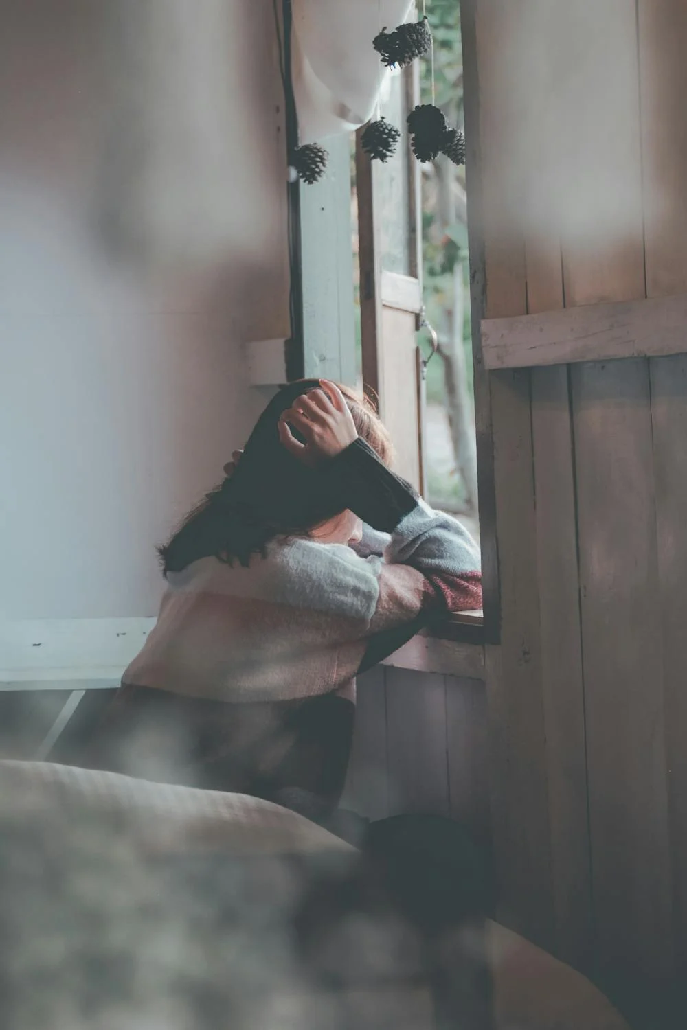 Une femme qui regarde par la fenêtre | Source : Pexels