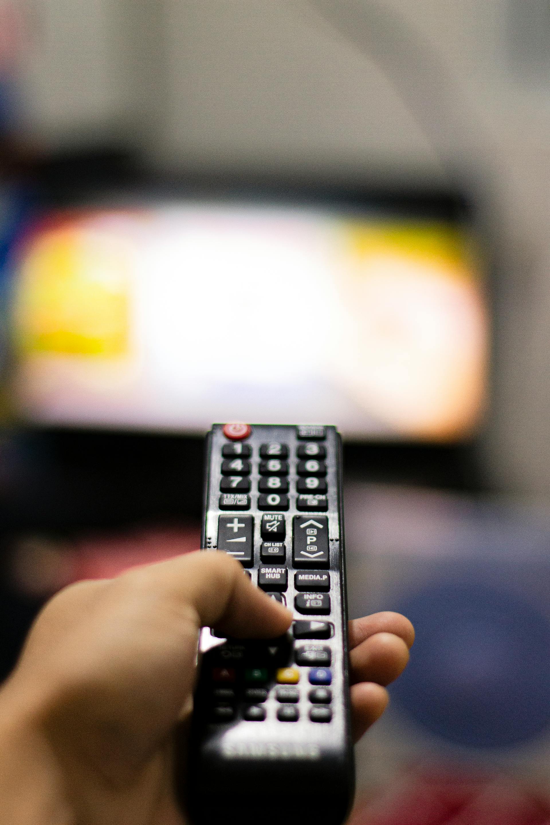 Une personne tenant une télécommande de télévision | Source : Pexels