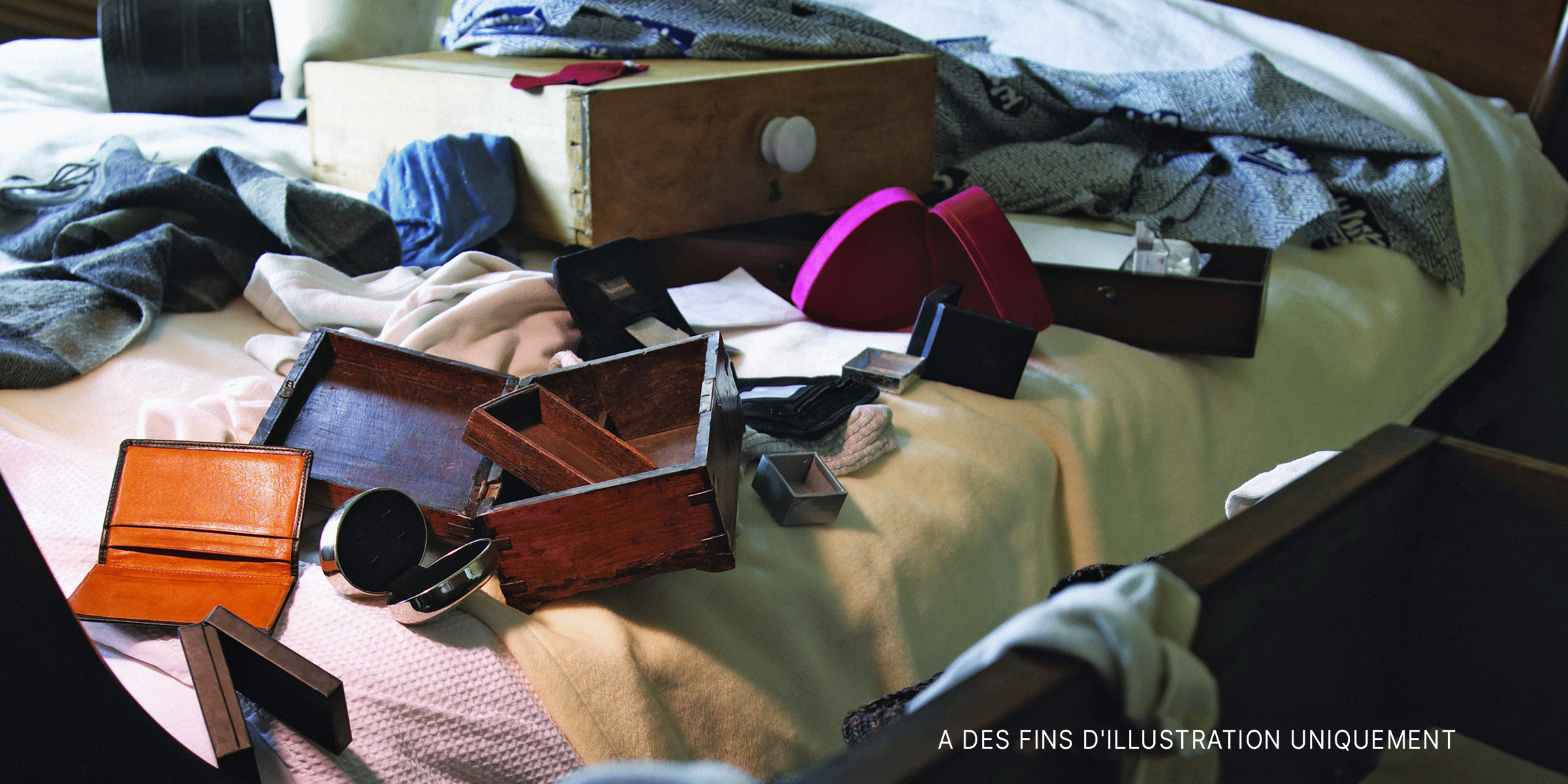 Des objets éparpillés sur un lit. | Source : Getty Images