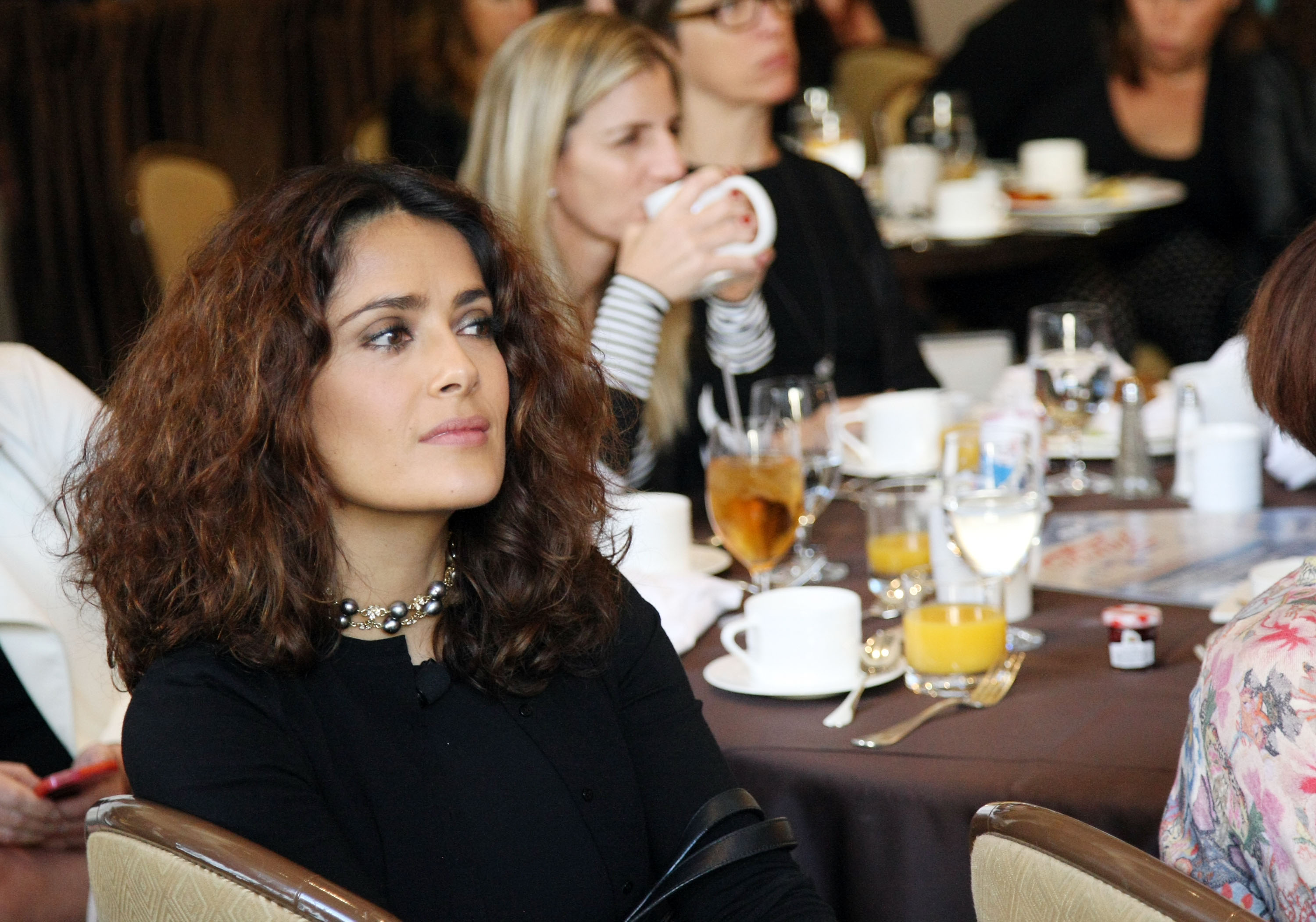 Salma reconnaît que ses expériences culinaires ne se passent pas toujours comme prévu. Quand une recette tourne mal, sa solution est simple : « Allons dîner dehors. » | Source : Getty Images.