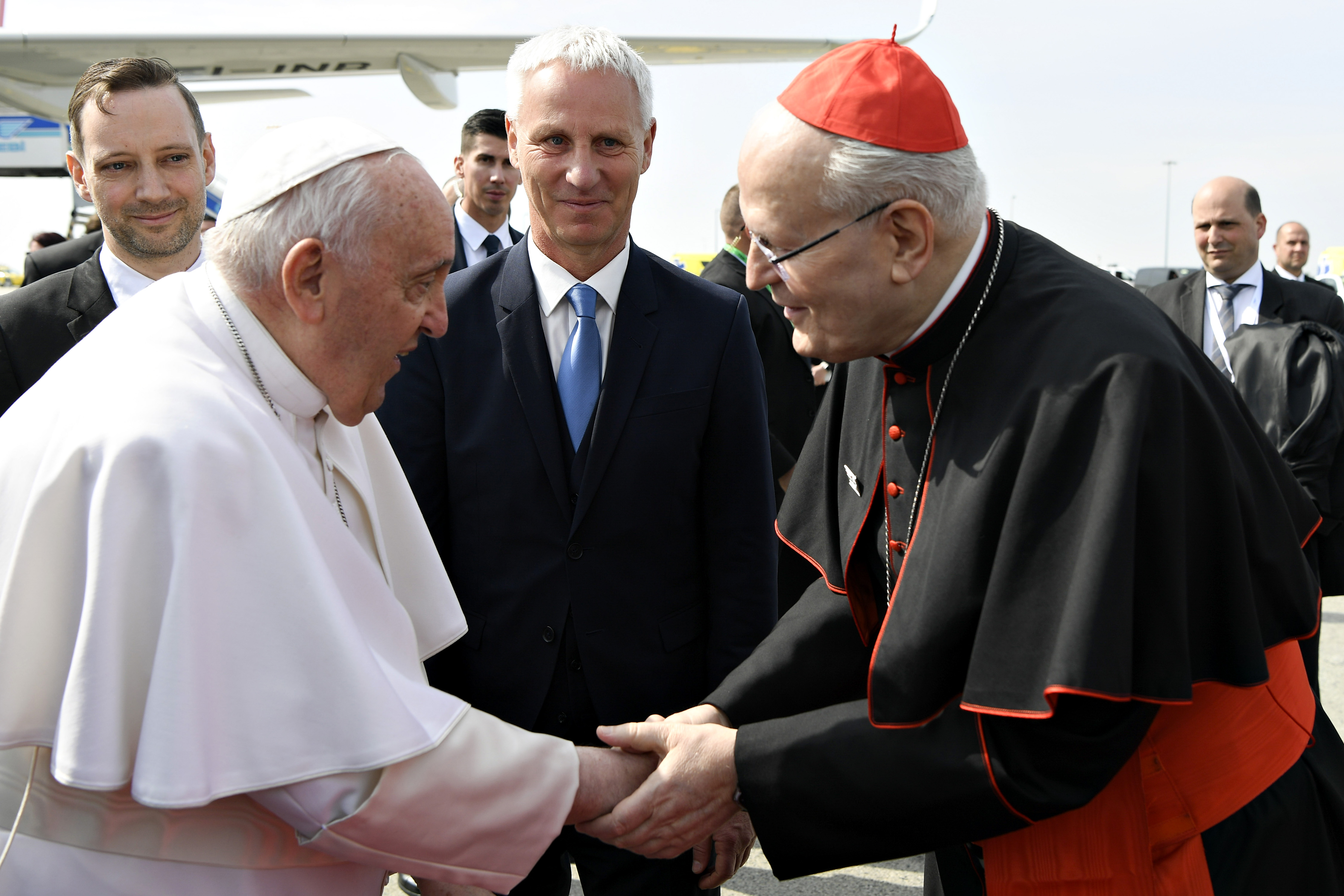 Le pape François salue le cardinal Peter Erdo, l'archevêque de Budapest, à son arrivée à l'aéroport de Budapest, le 28 avril 2023, en Hongrie. | Source : Getty Images
