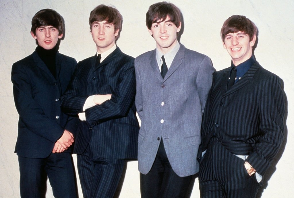 Les Beatles posant ensemble. De gauche à droite : les musiciens George Harrison, John Lennon, Paul McCartney et Ringo Starr, vers 1965. | Photo : Getty Images