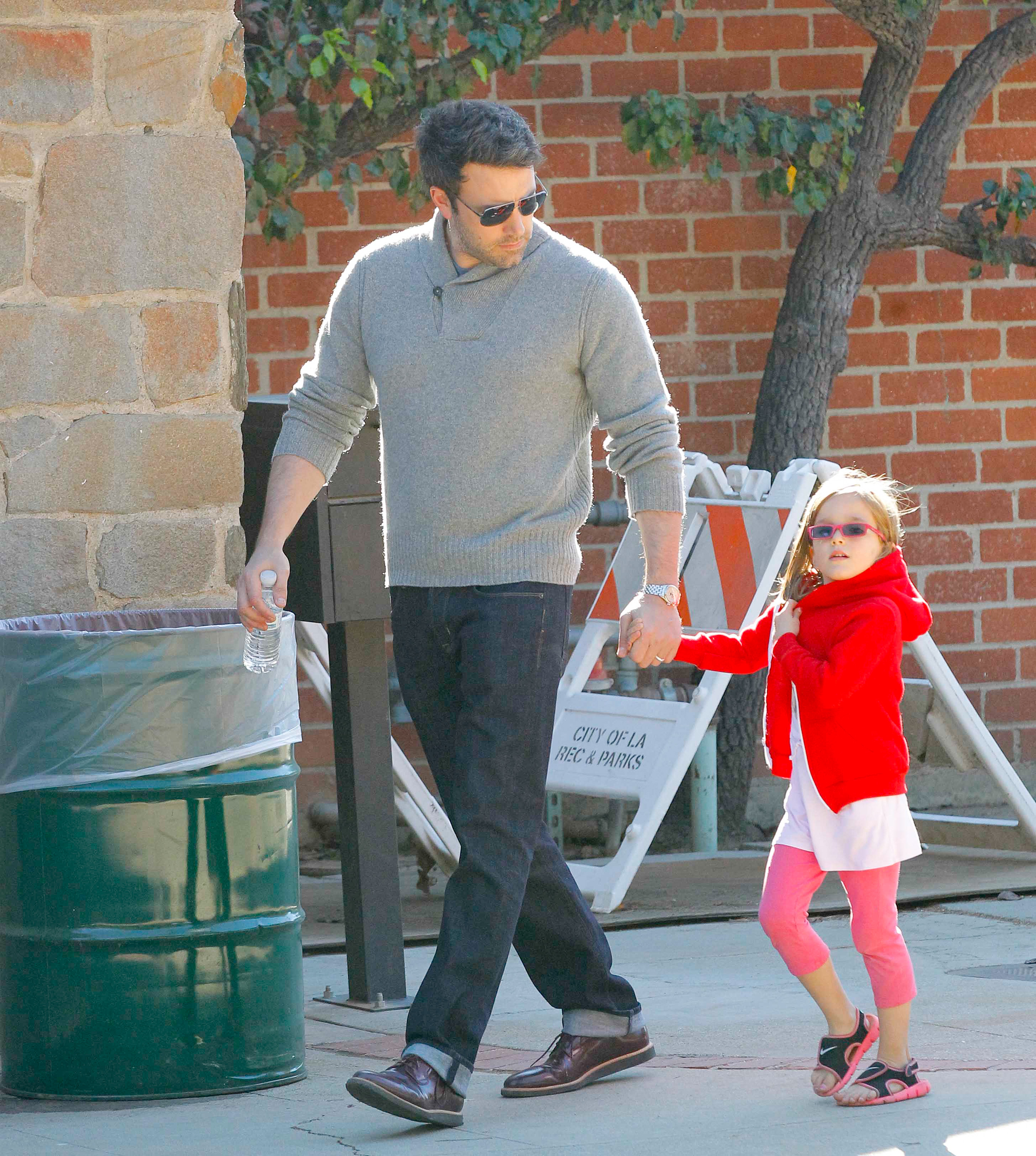 Ben et Fin Affleck repérés lors d'une sortie à Los Angeles, en Californie, le 24 novembre 2013 | Source : Getty Images