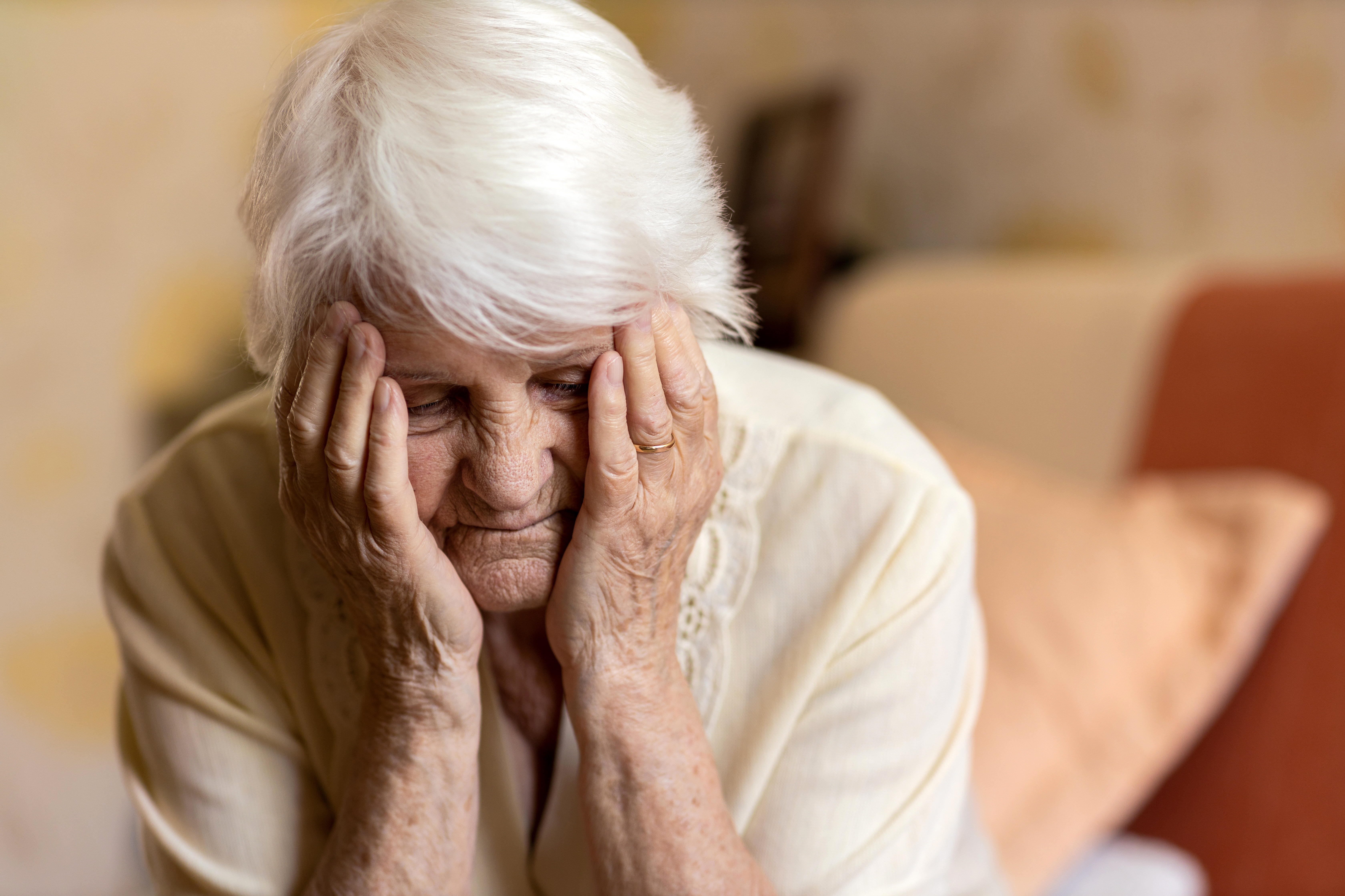 Une femme âgée déprimée | Source : Shutterstock