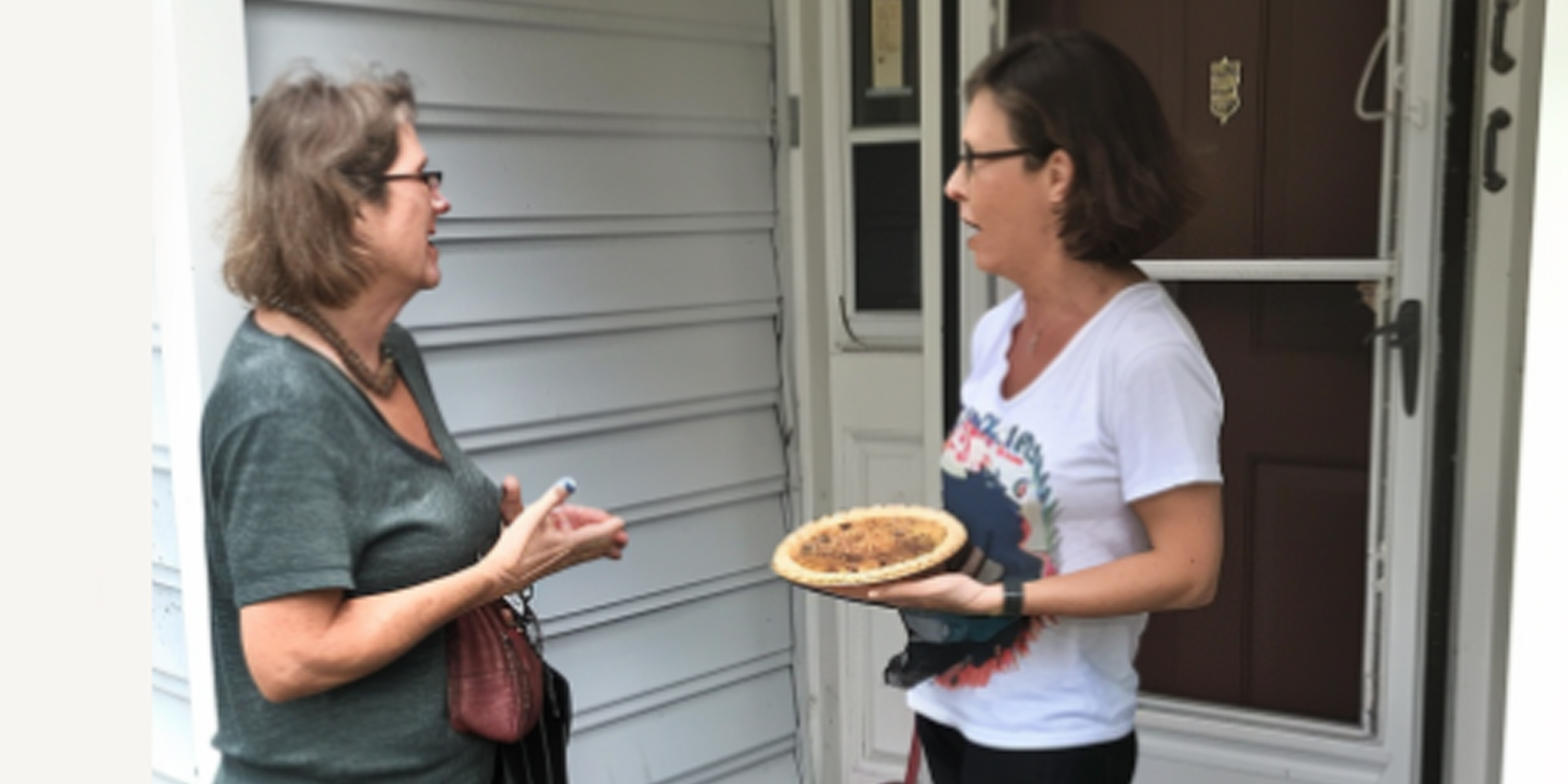 Deux femmes devant une maison | Source : AmoMama