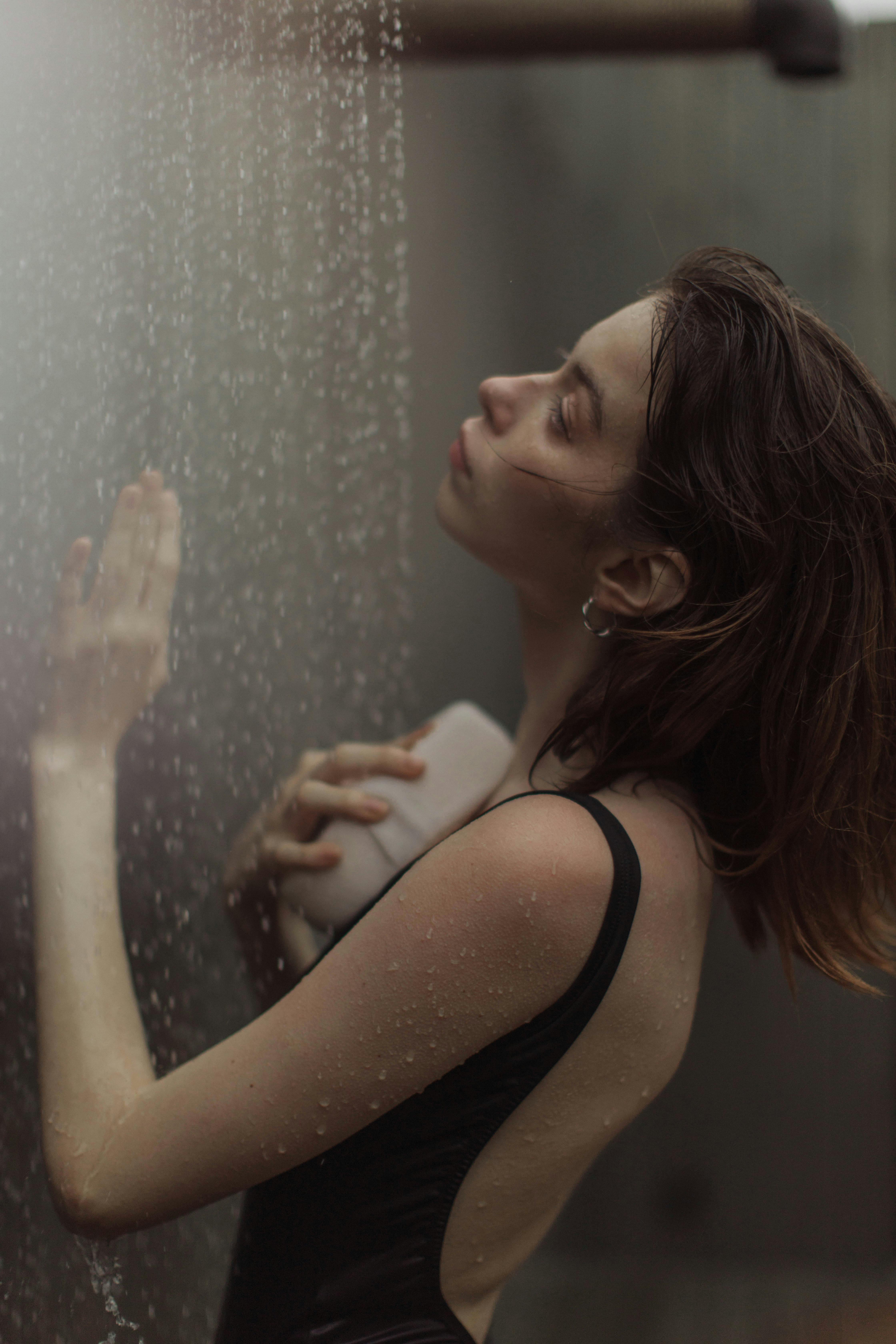 Une femme sous une douche | Source : Pexels